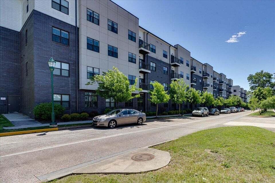 782 Riverfront Parkway, 415