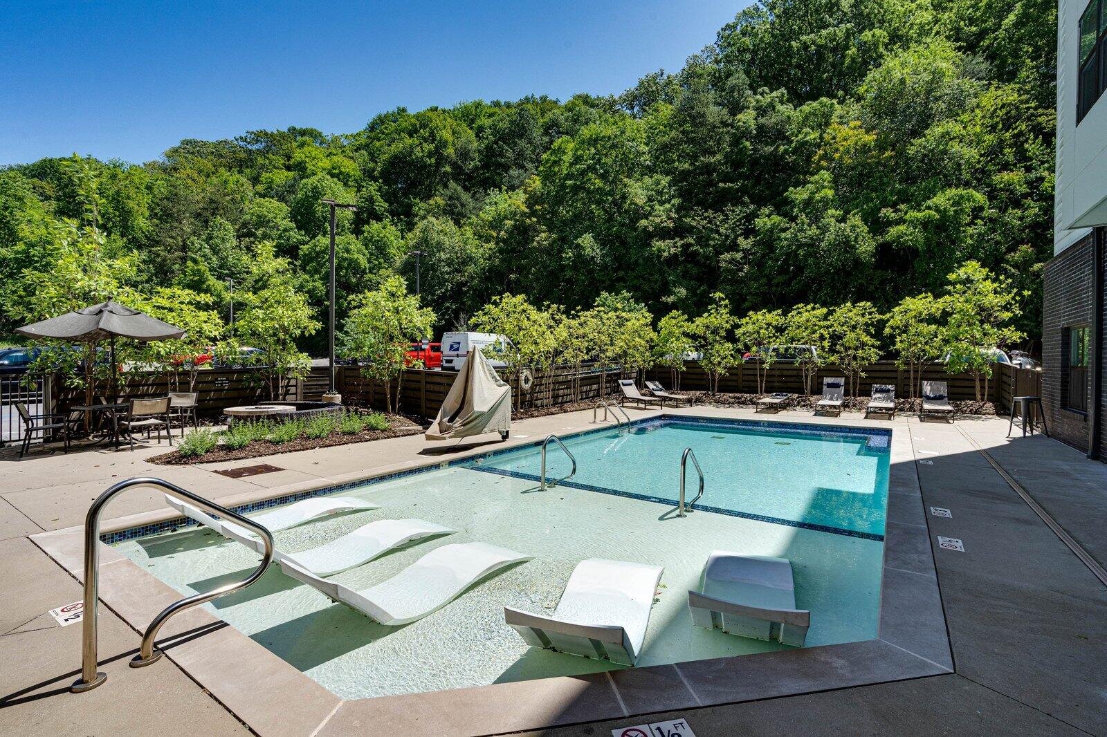 782 Riverfront Parkway, 415