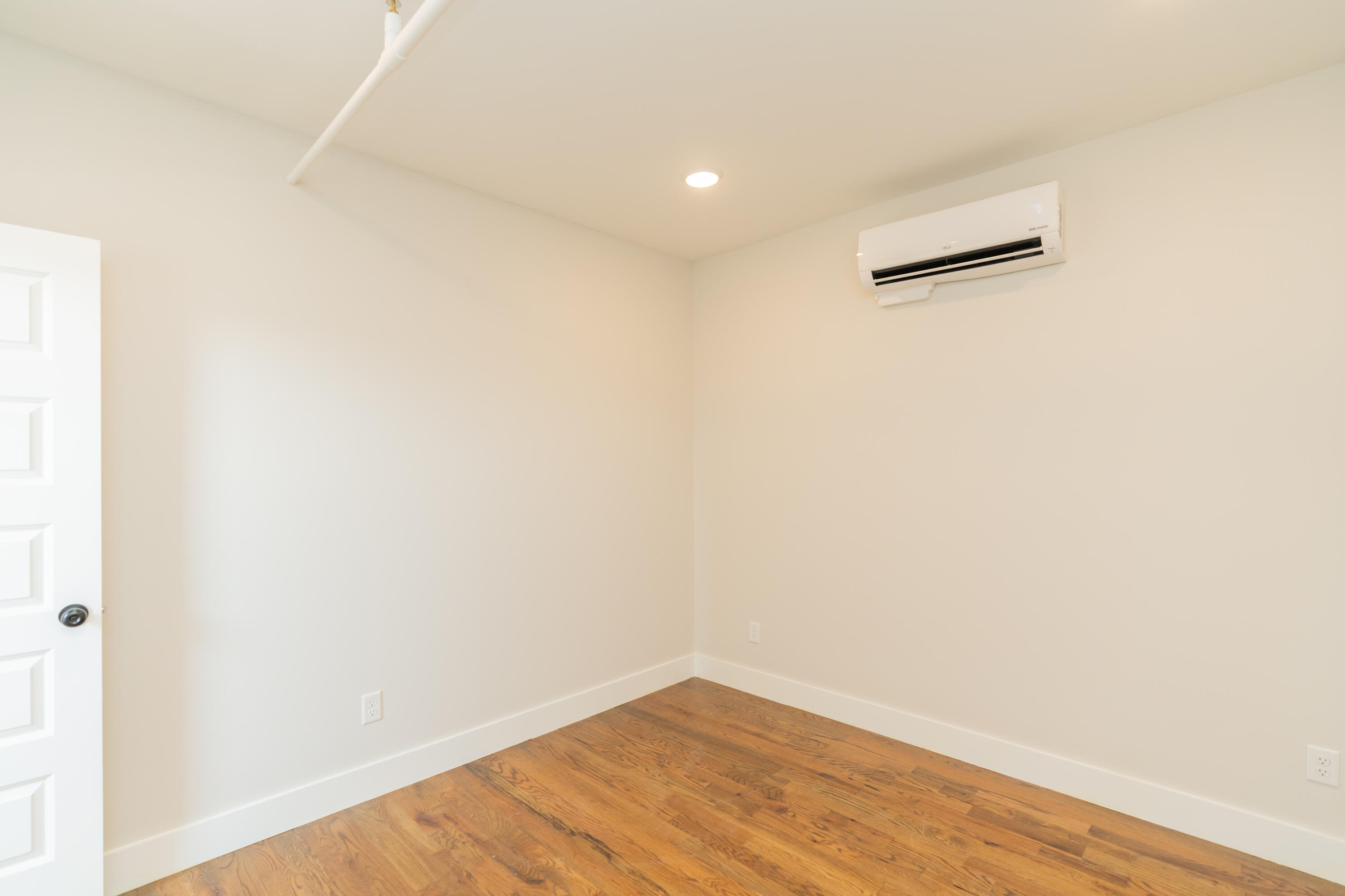 614 E Main Street, 202