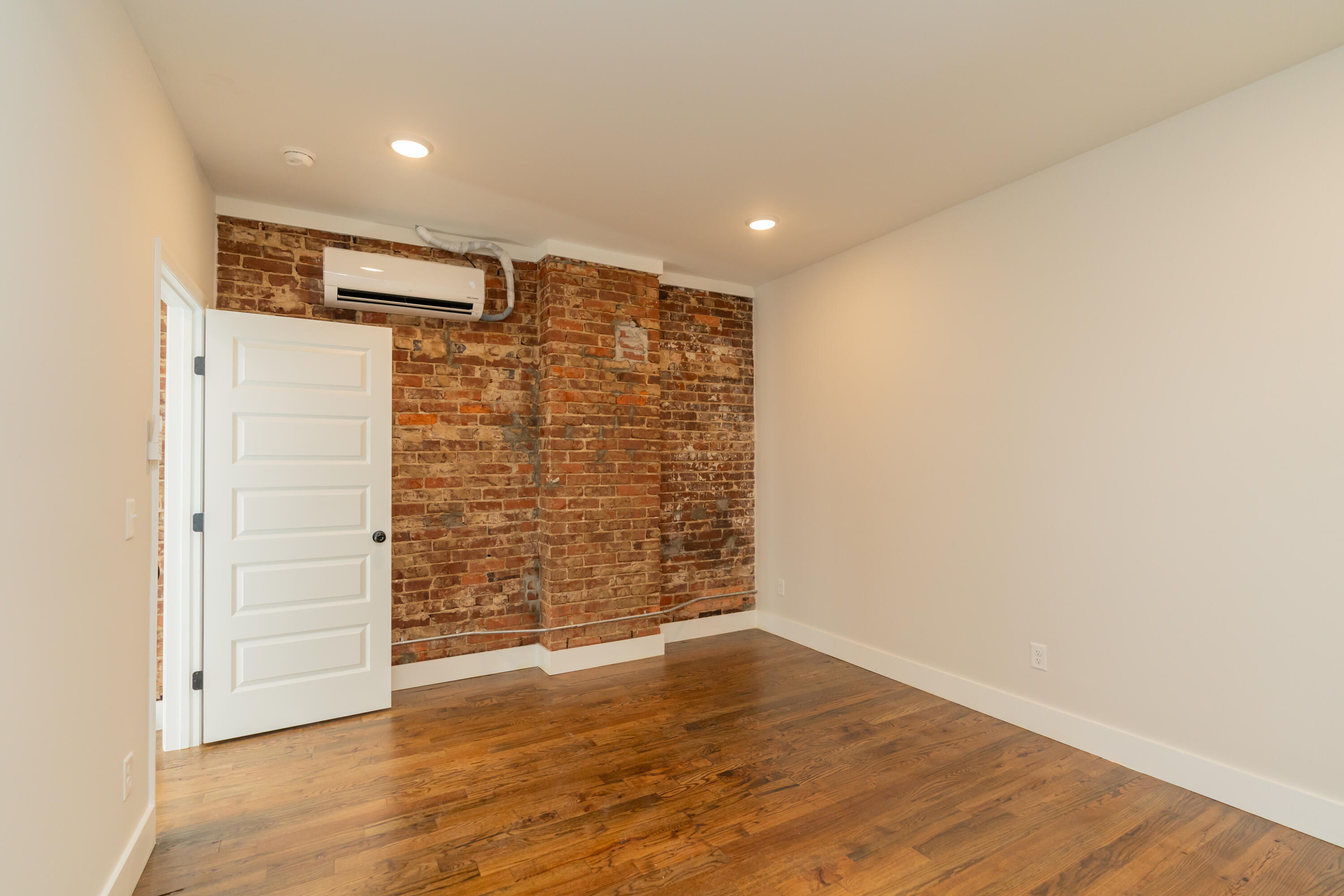 614 E Main Street, 202