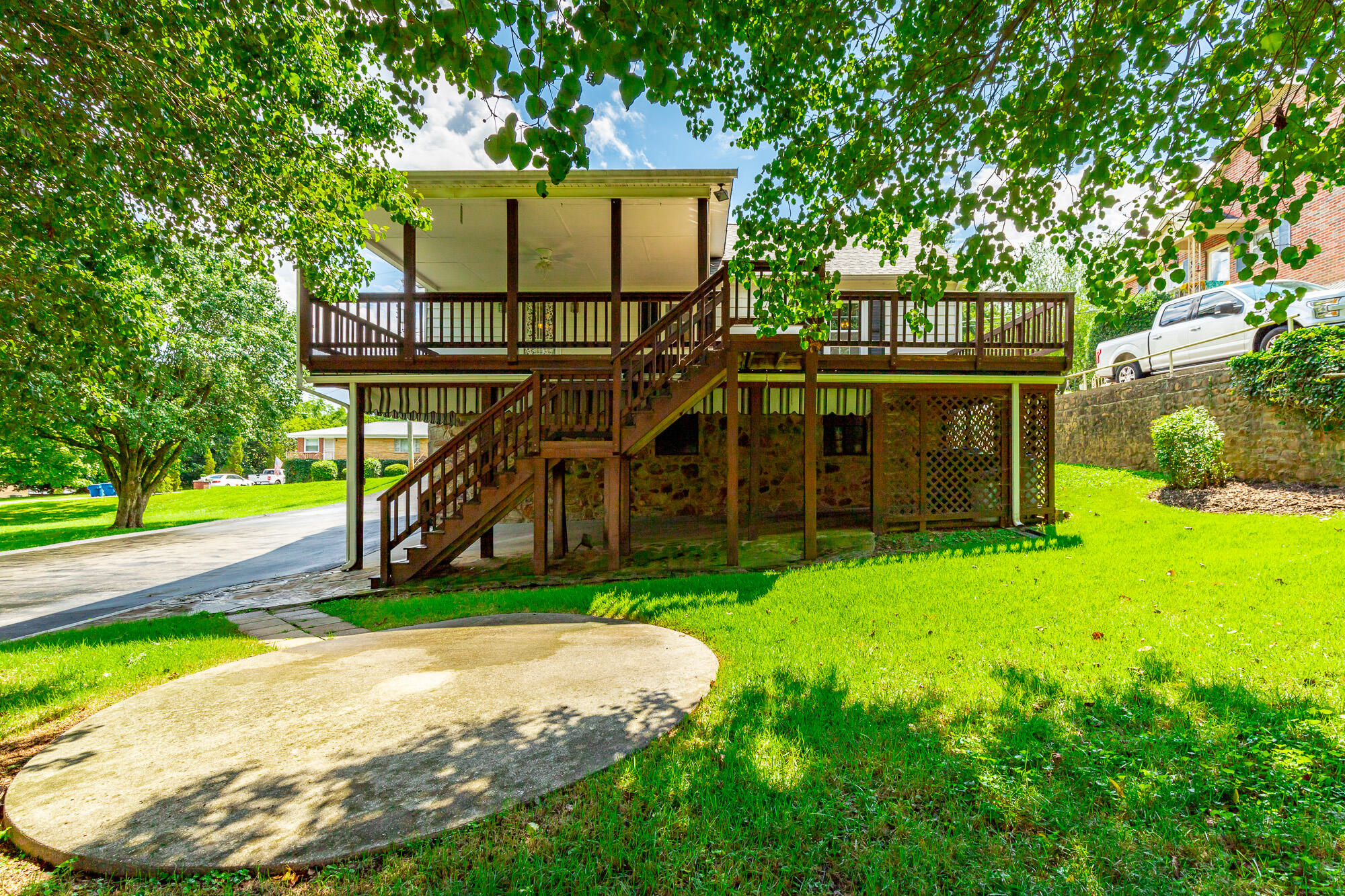 107 W Daytona Drive