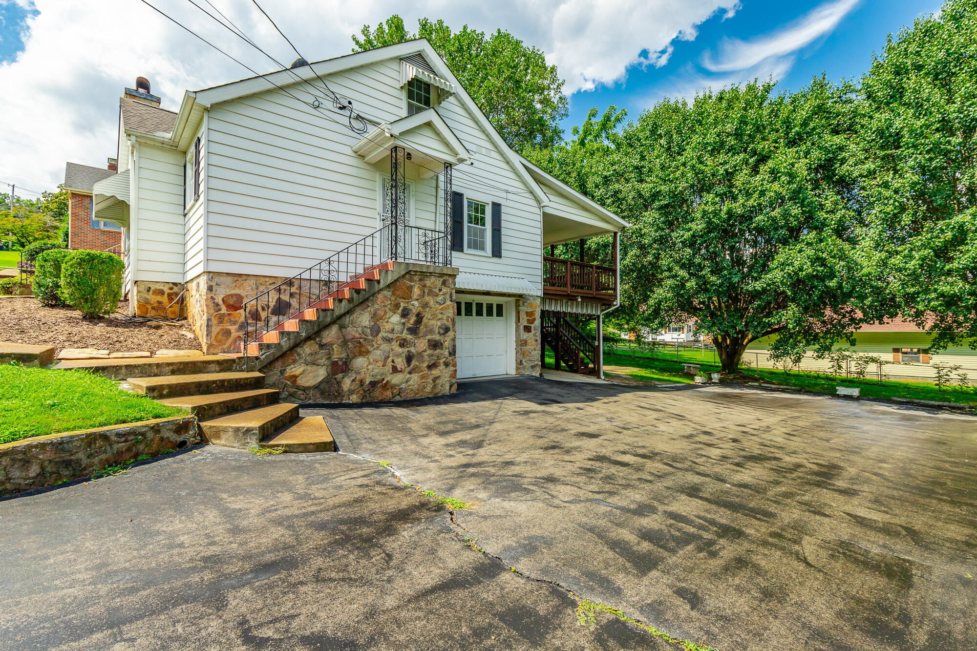 107 W Daytona Drive