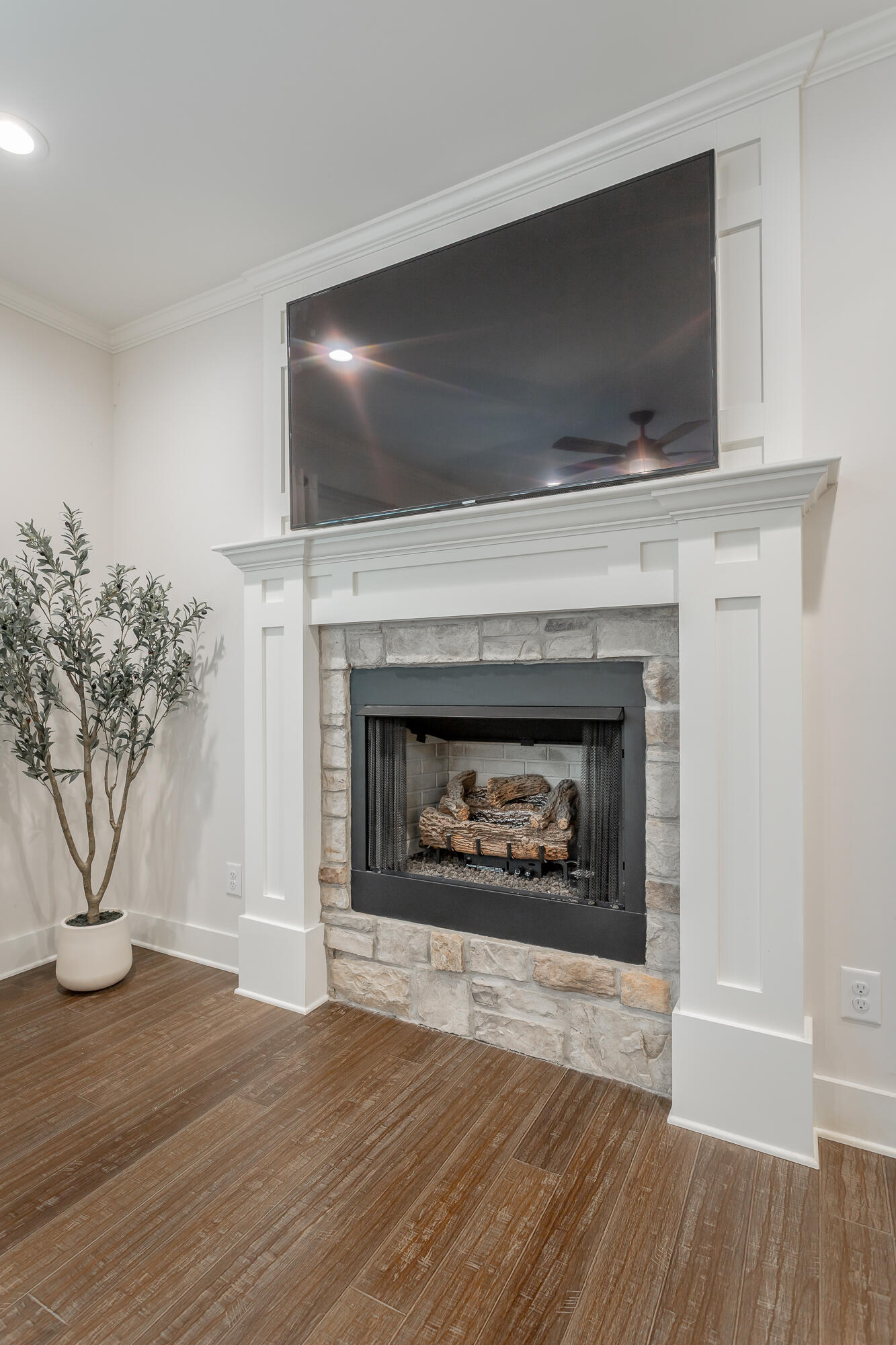 2557 Leaning Tree Lane