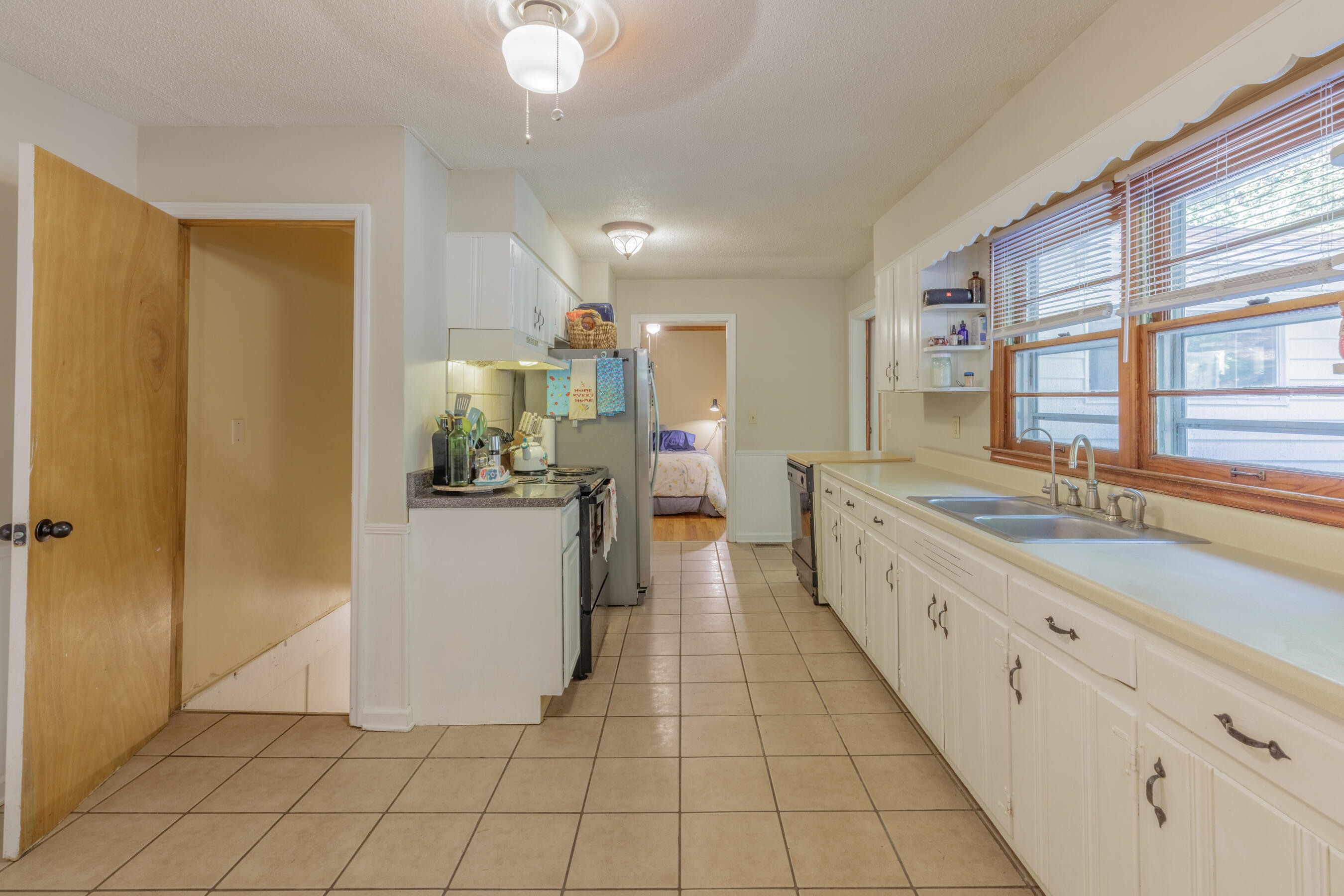 9851 Millsaps Street