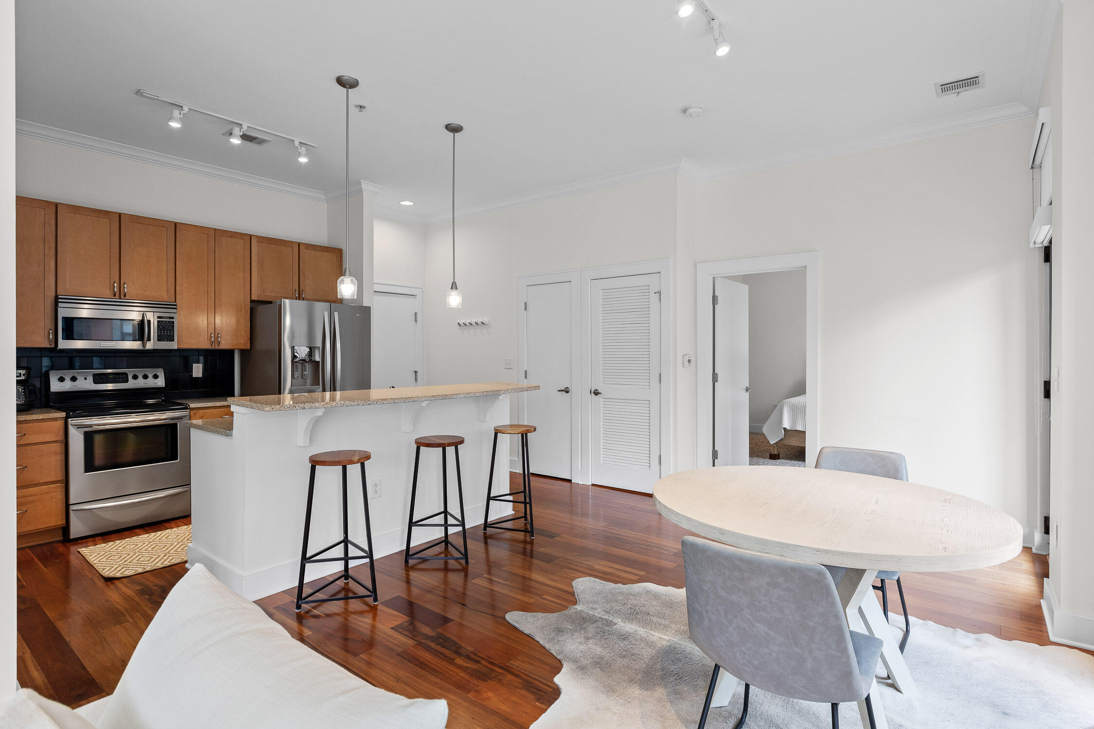 129 Walnut Street, 122