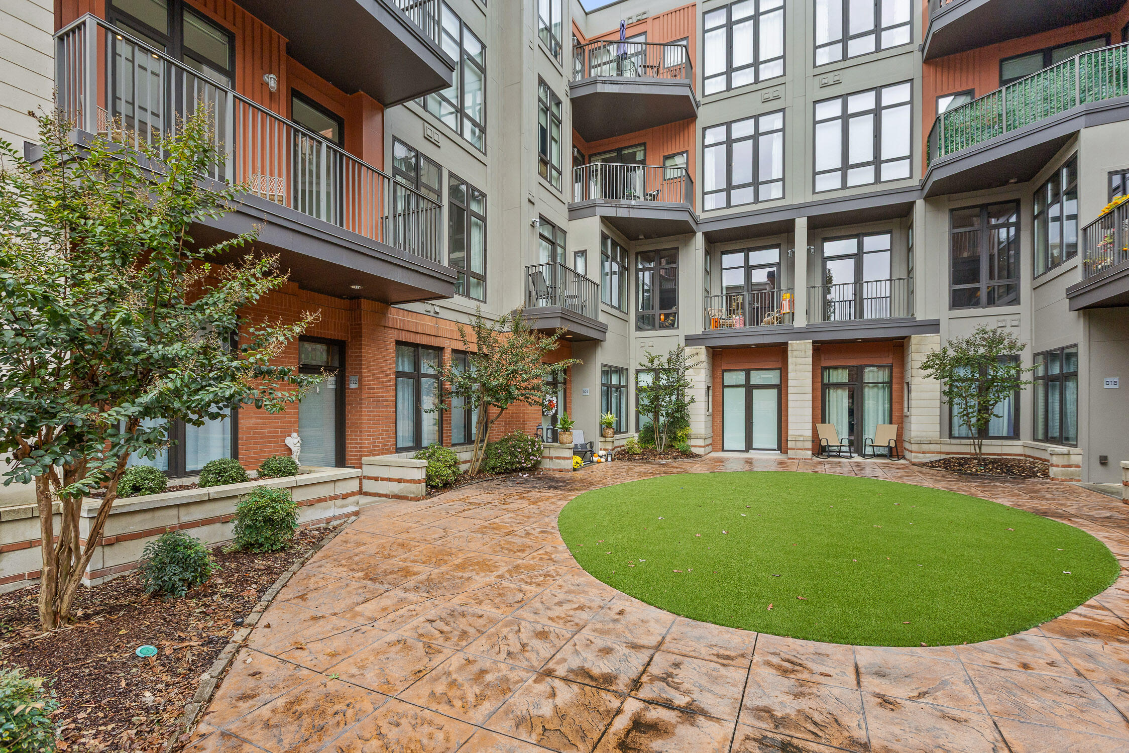 129 Walnut Street, 122