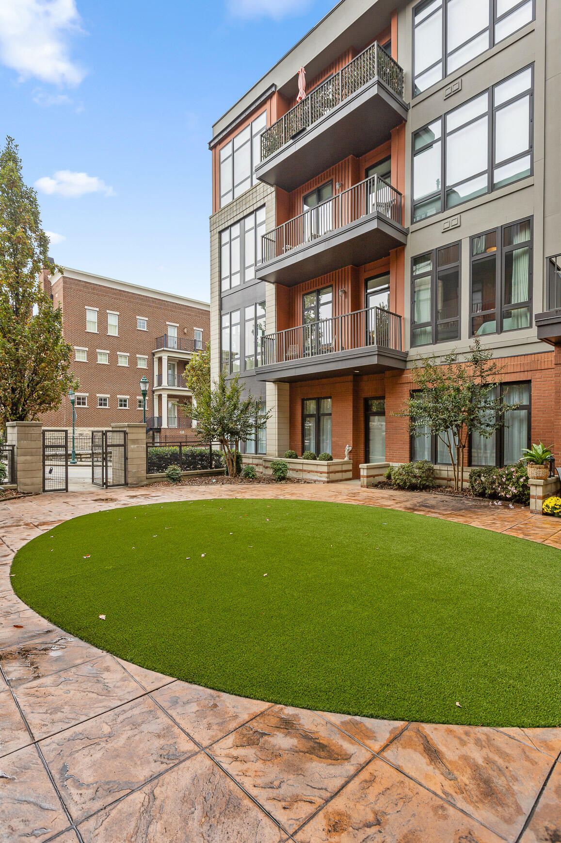 129 Walnut Street, 122