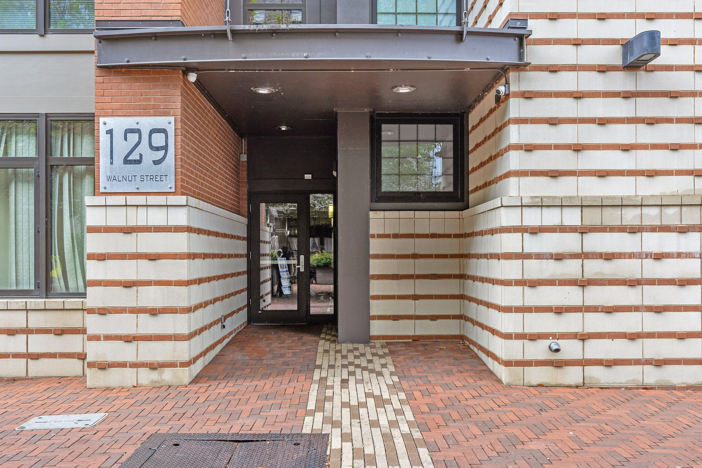 129 Walnut Street, 122