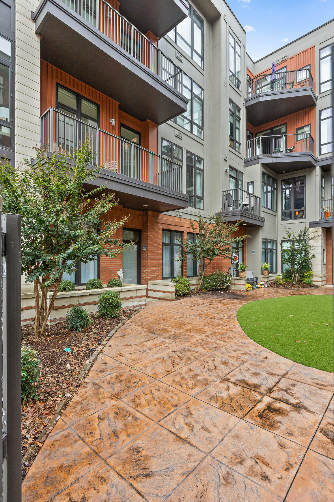 129 Walnut Street, 122