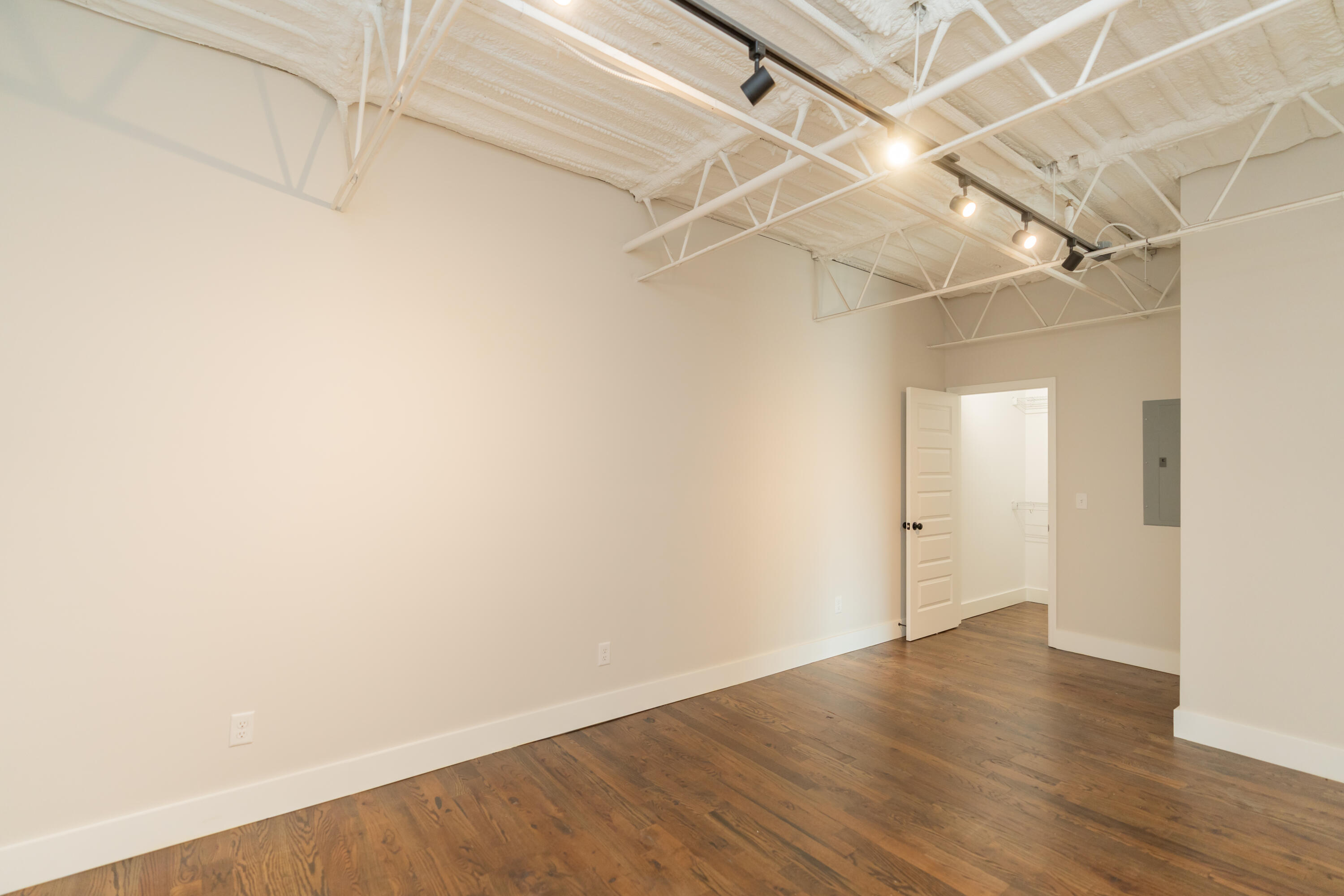 614 E Main Street, 207