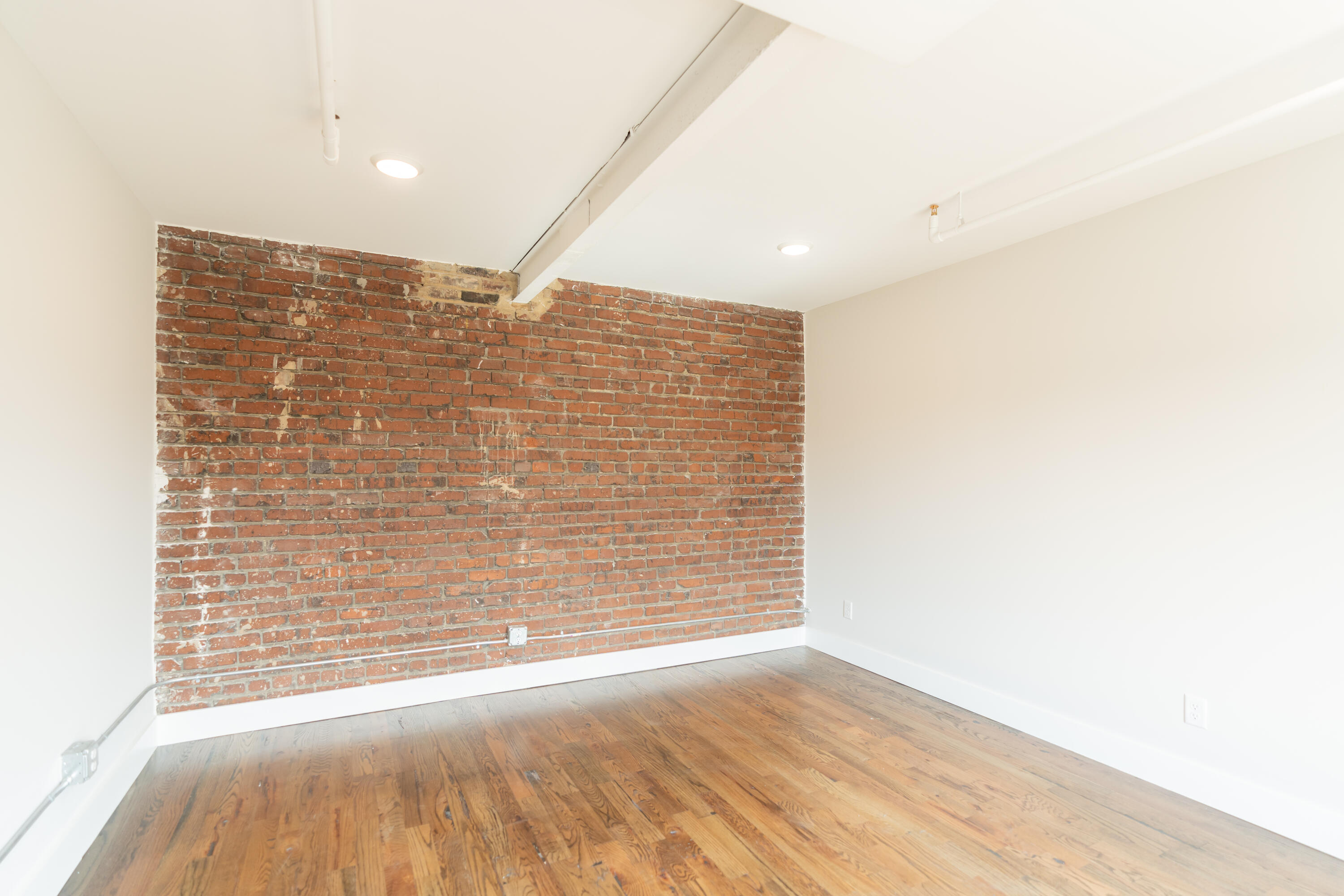 614 E Main Street, 207