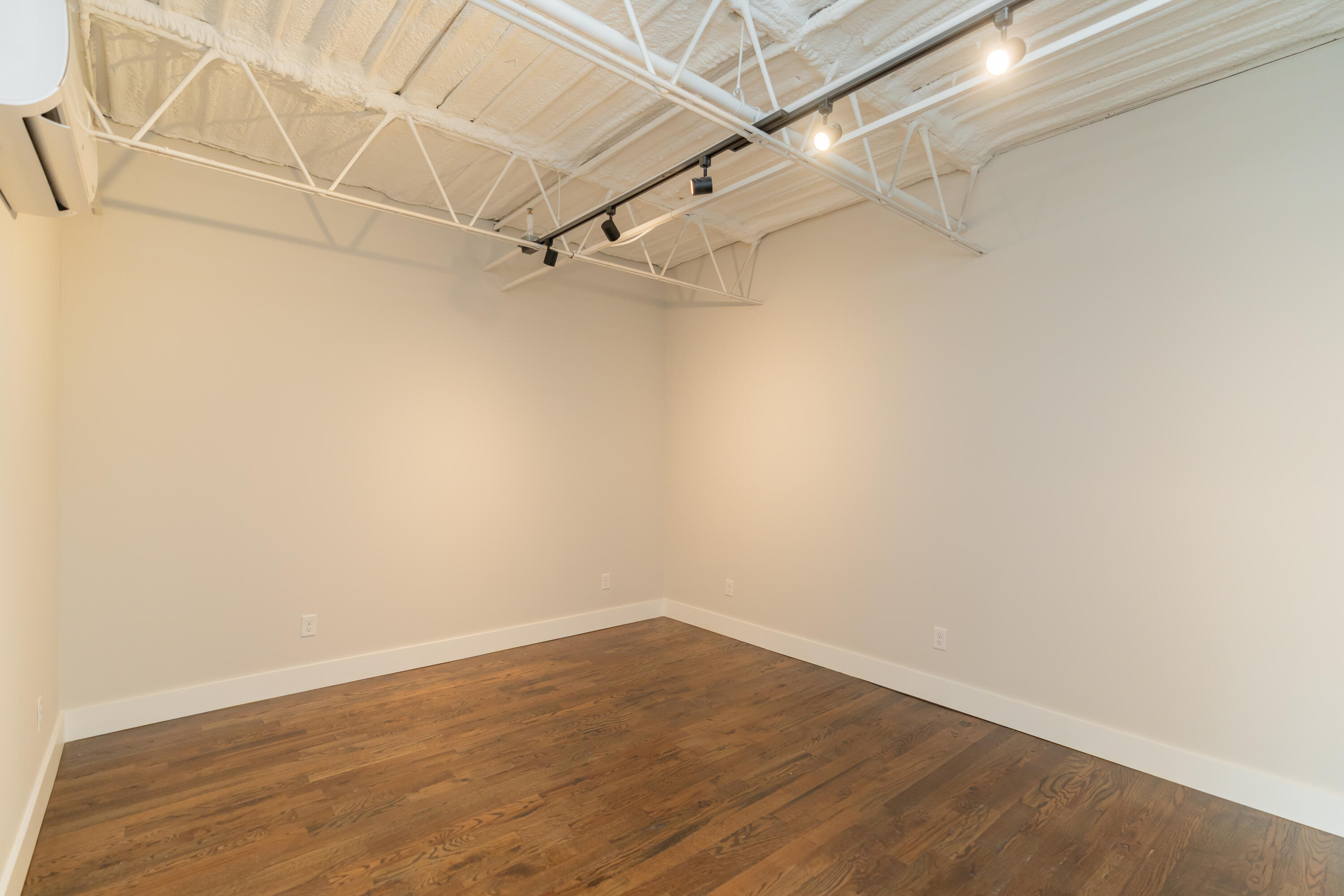 614 E Main Street, 207