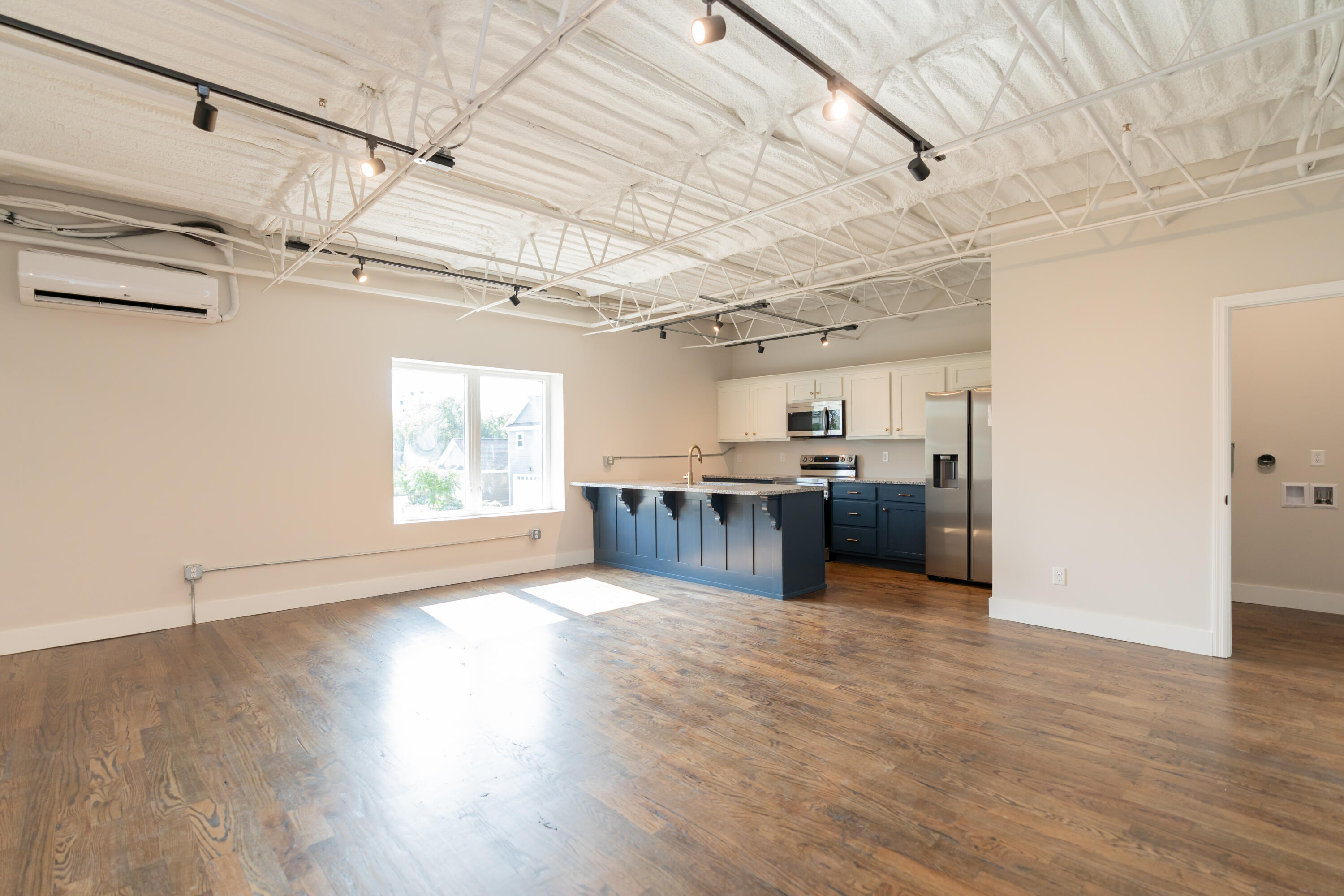 614 E Main Street, 207