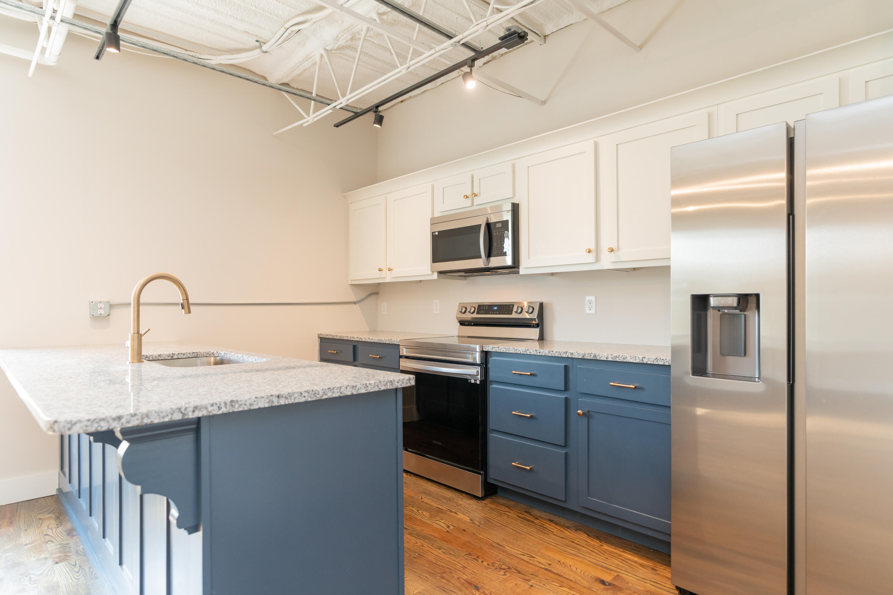 614 E Main Street, 207