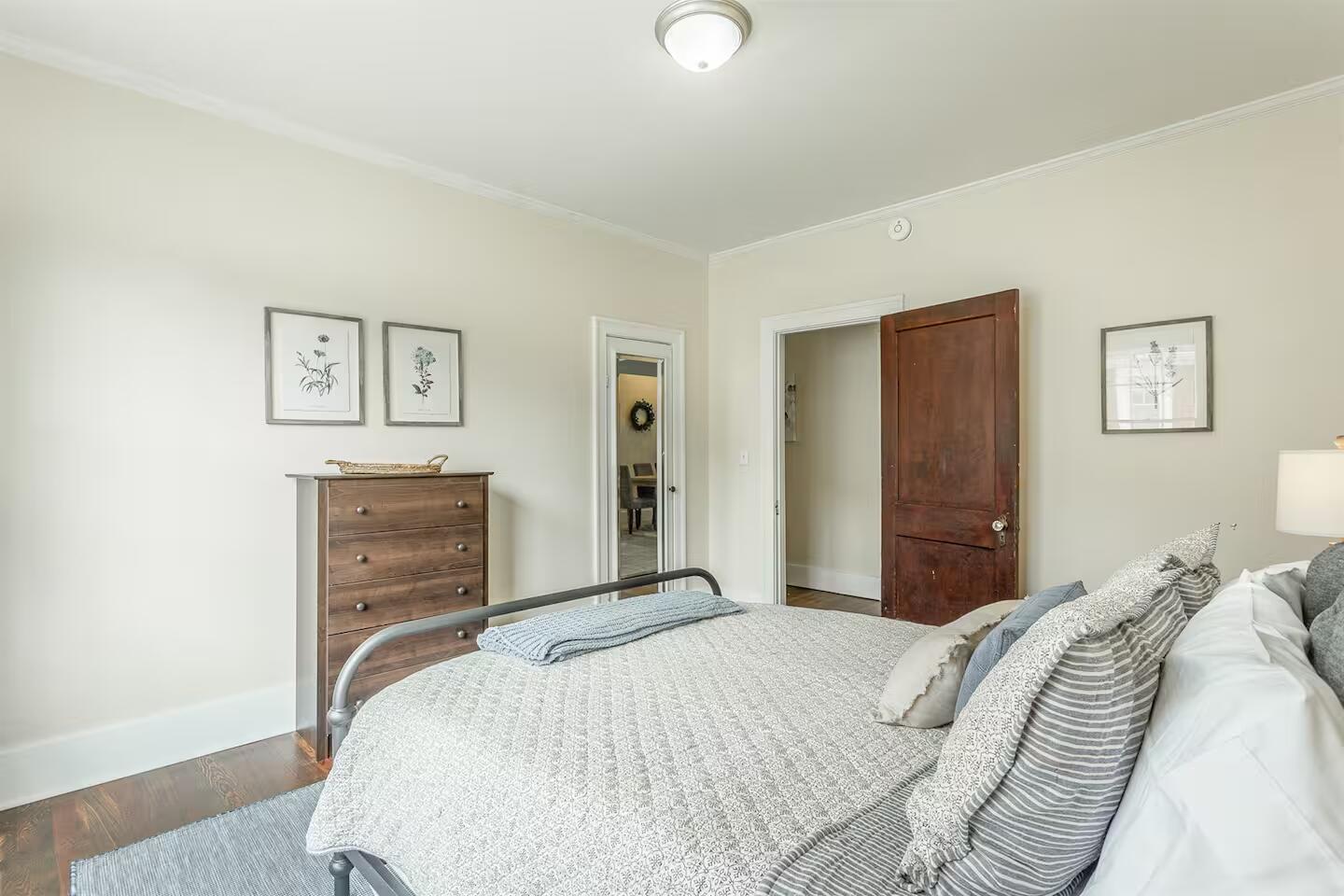 2909 E Crescent Circle