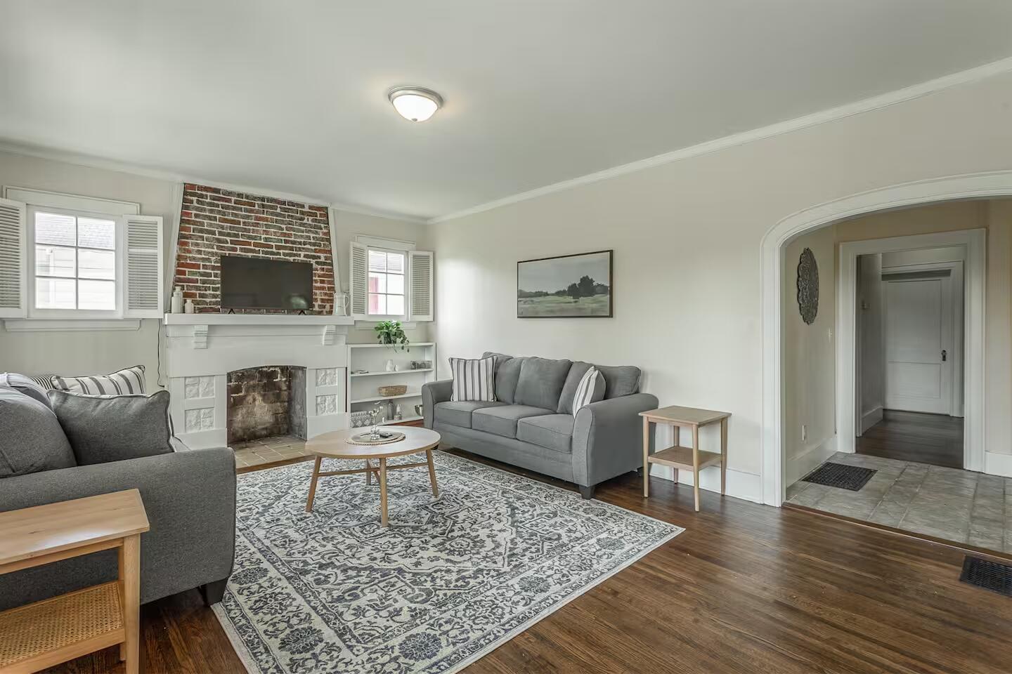 2909 E Crescent Circle