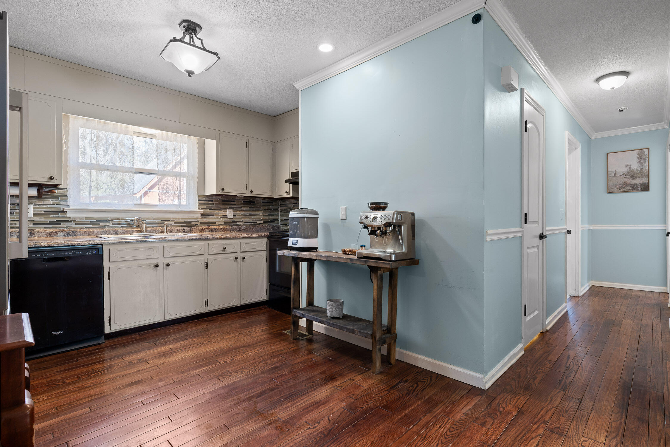 5917 Hillcrest Drive