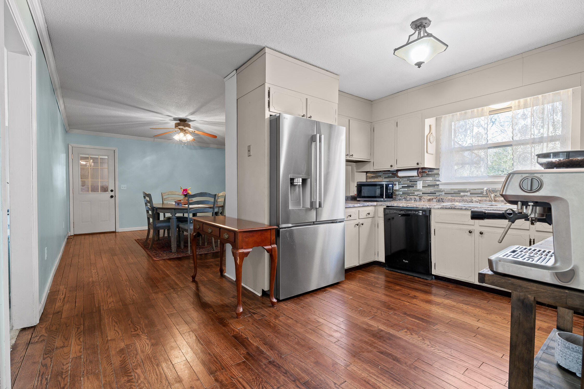 5917 Hillcrest Drive