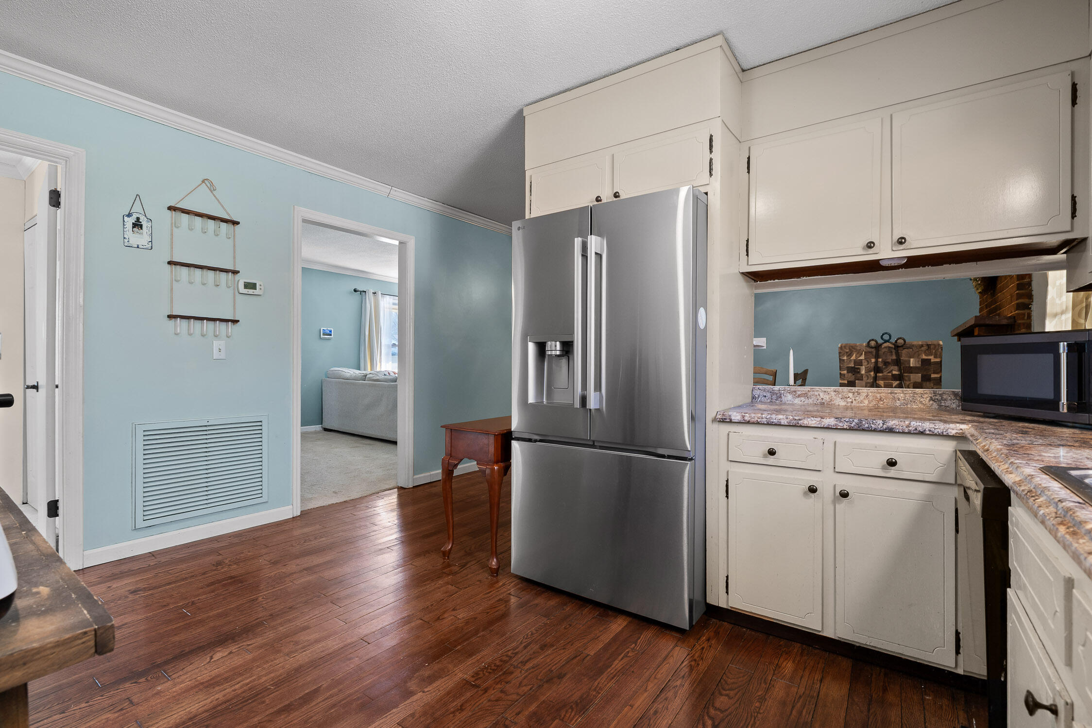 5917 Hillcrest Drive