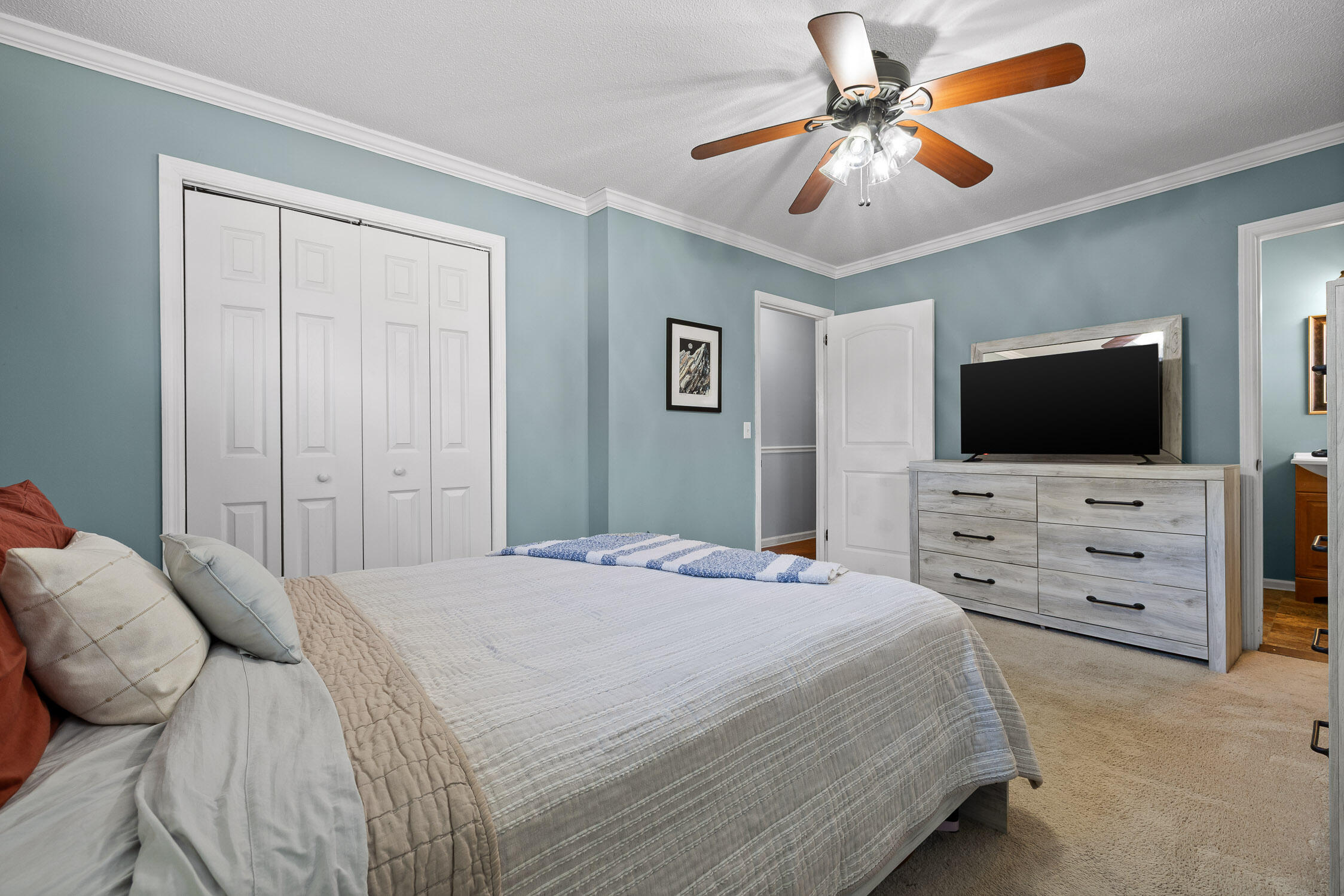 5917 Hillcrest Drive