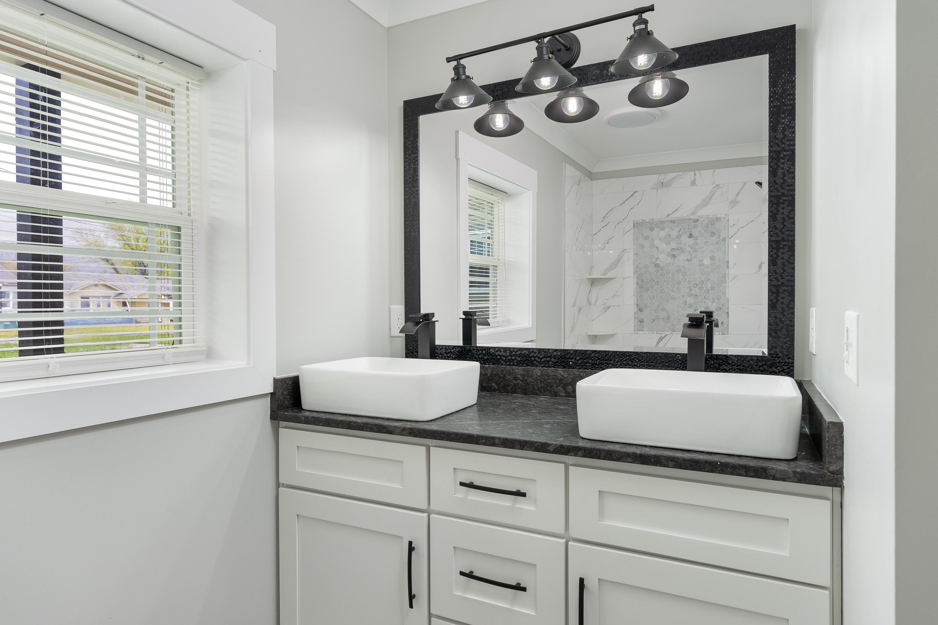 828 Henderson Avenue