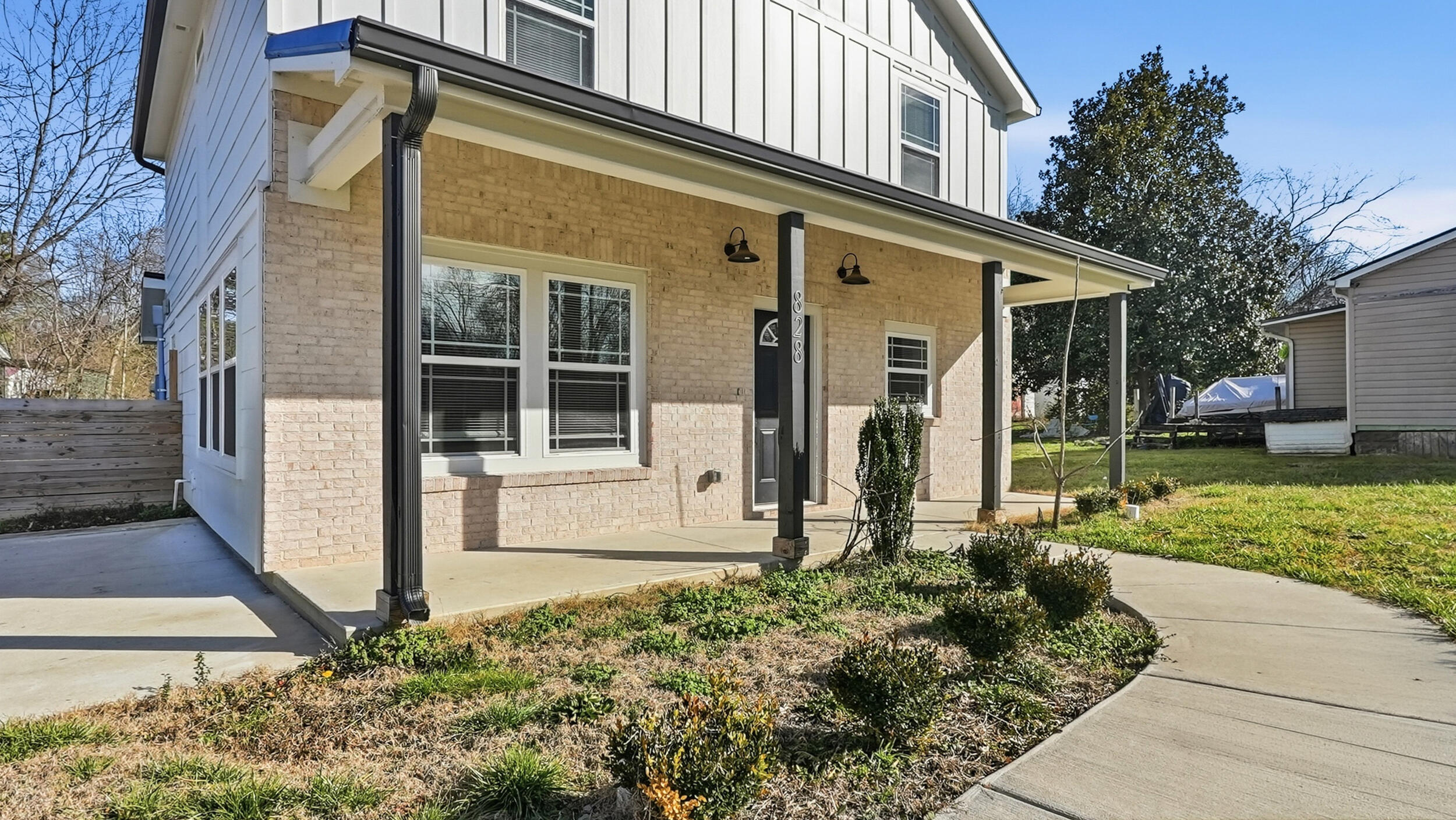 828 Henderson Avenue