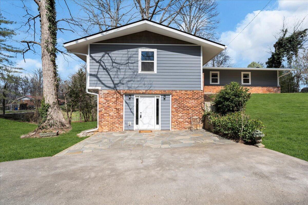 2645 Woodland Drive SE