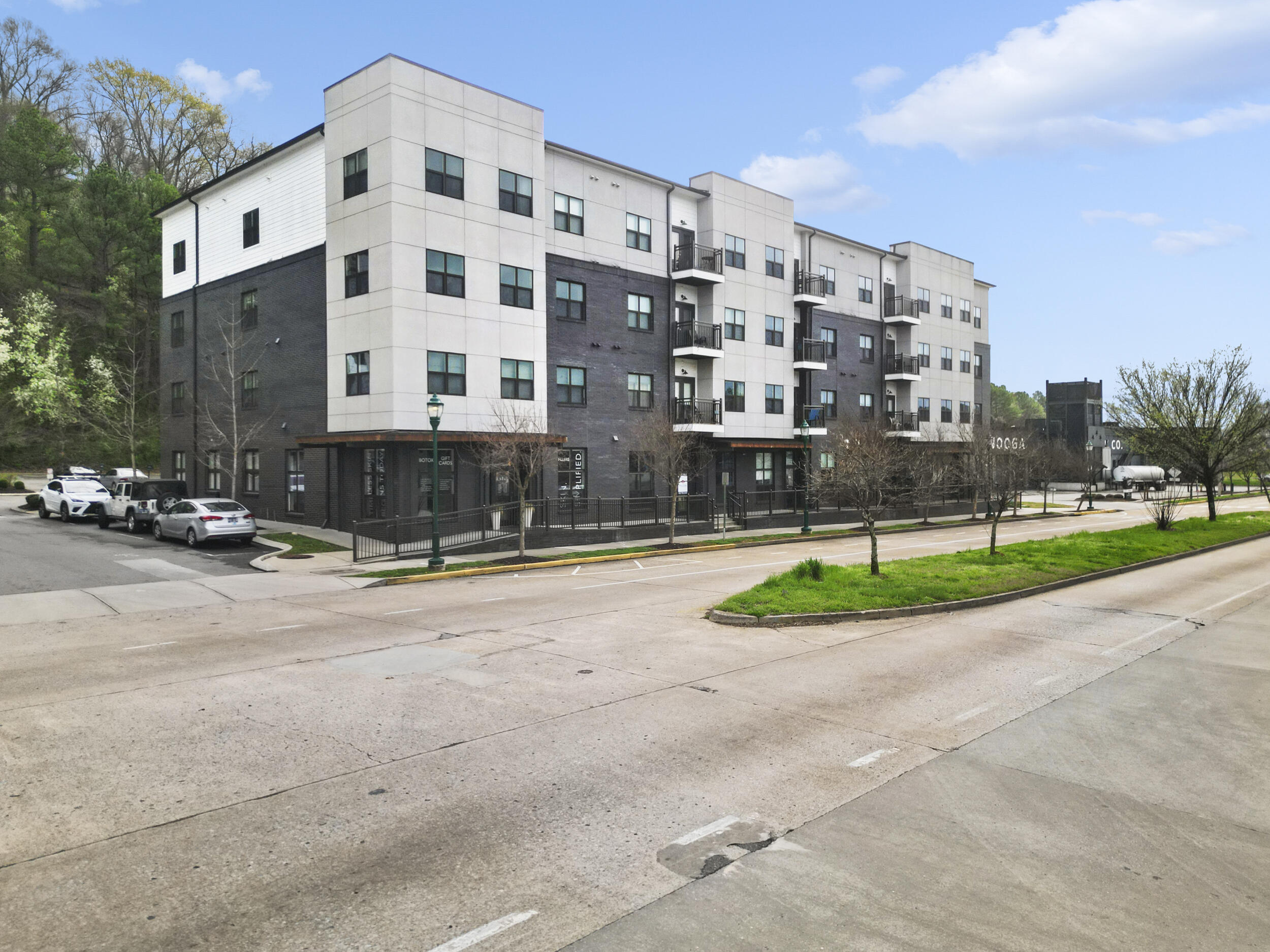 804 Riverfront Parkway, 302
