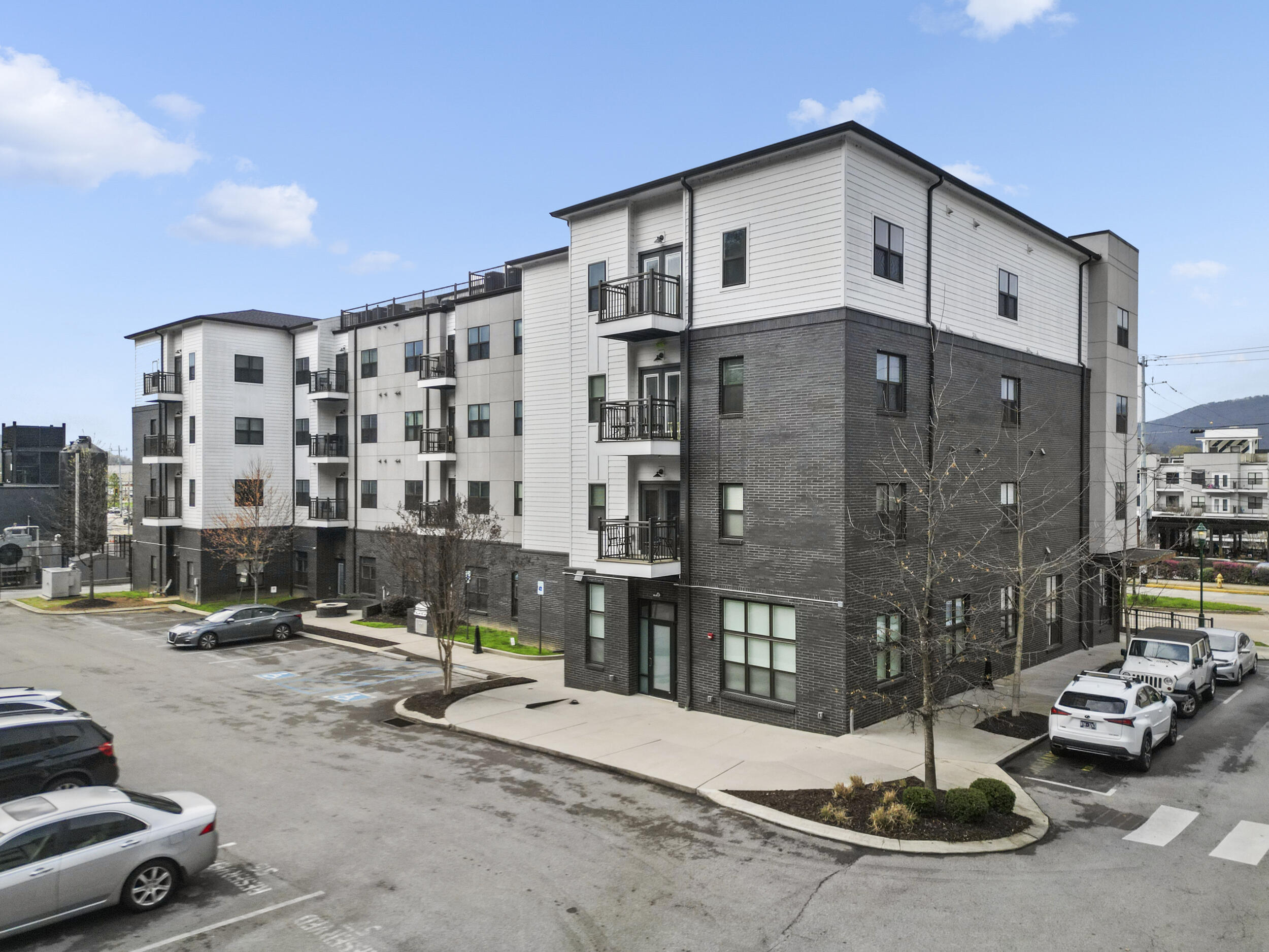 804 Riverfront Parkway, 302