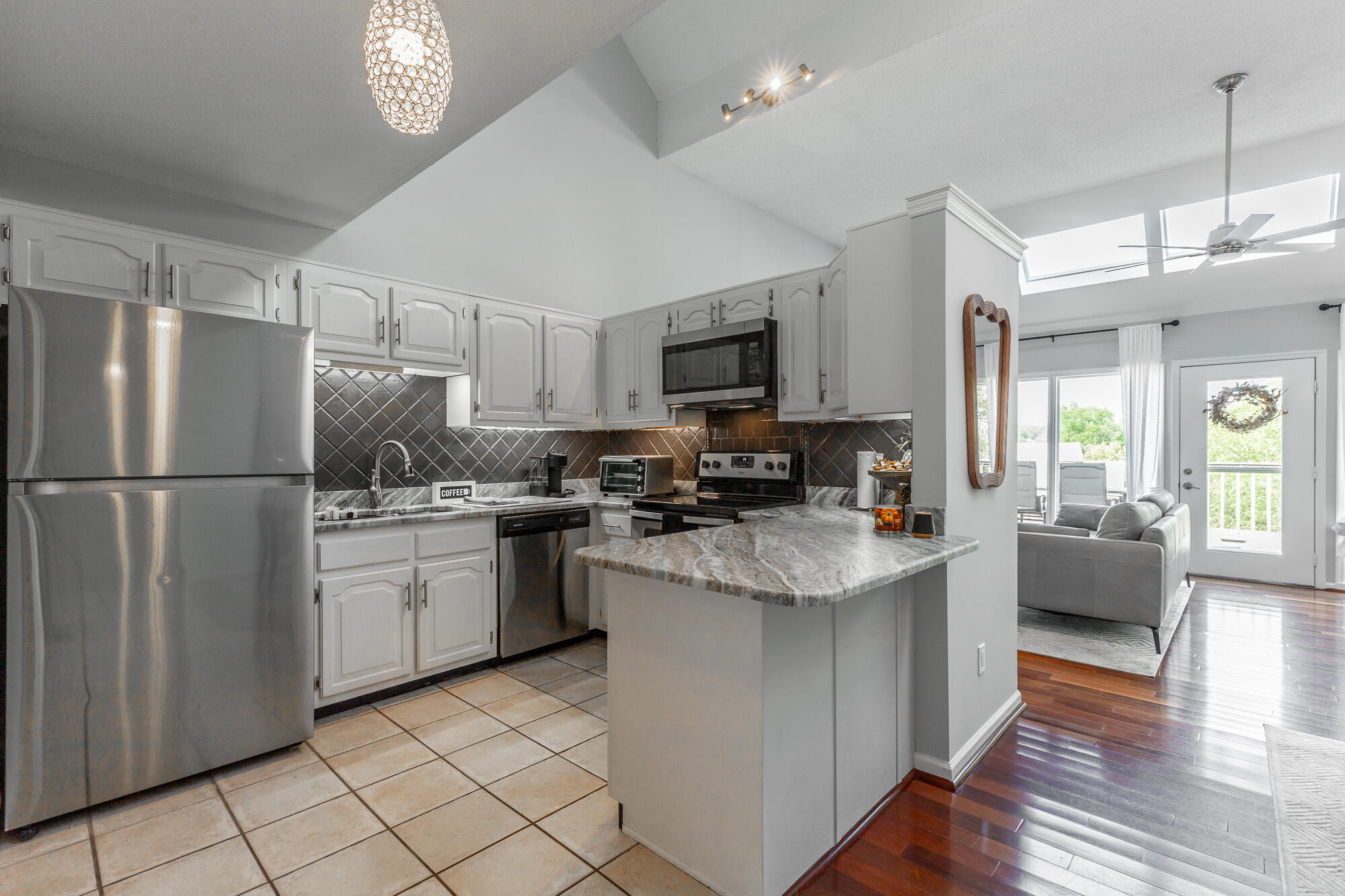 120 Douglas Street, B5
