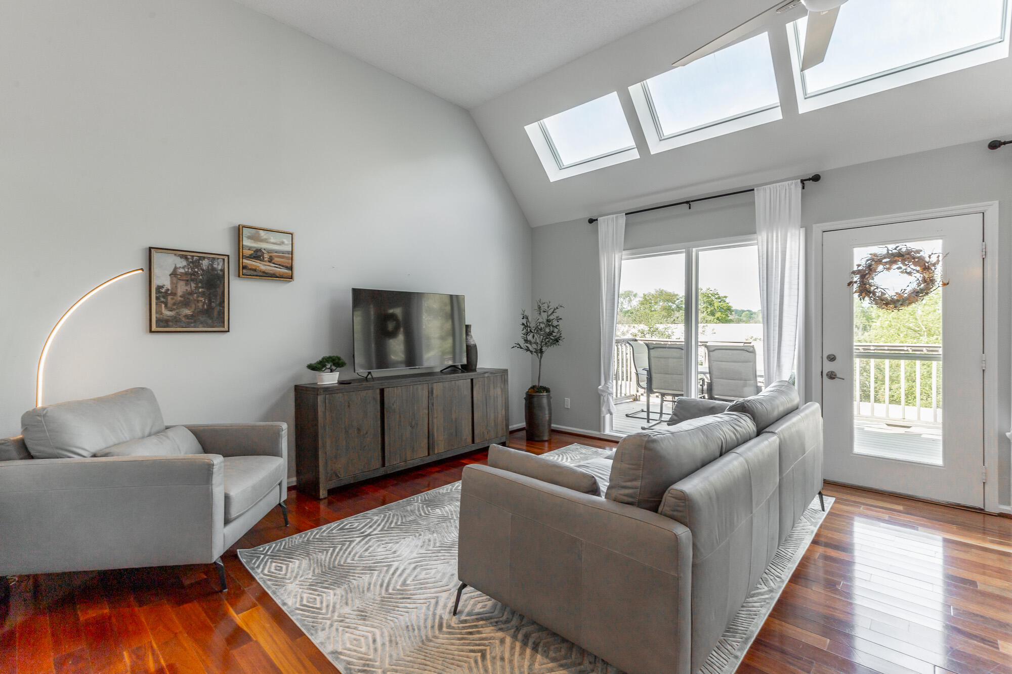 120 Douglas Street, B5