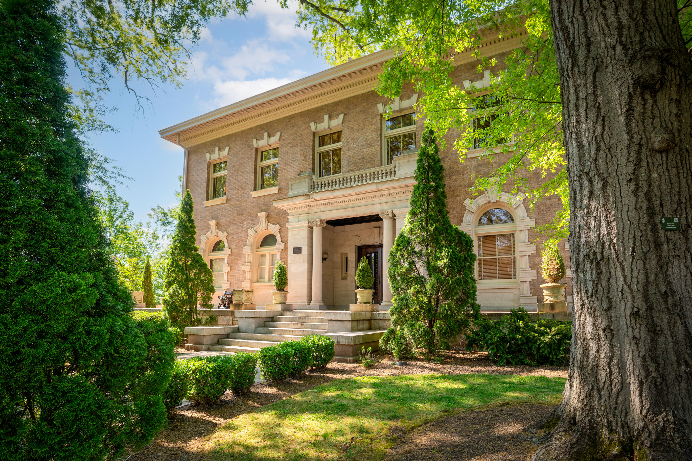 900 Vine Street, 8