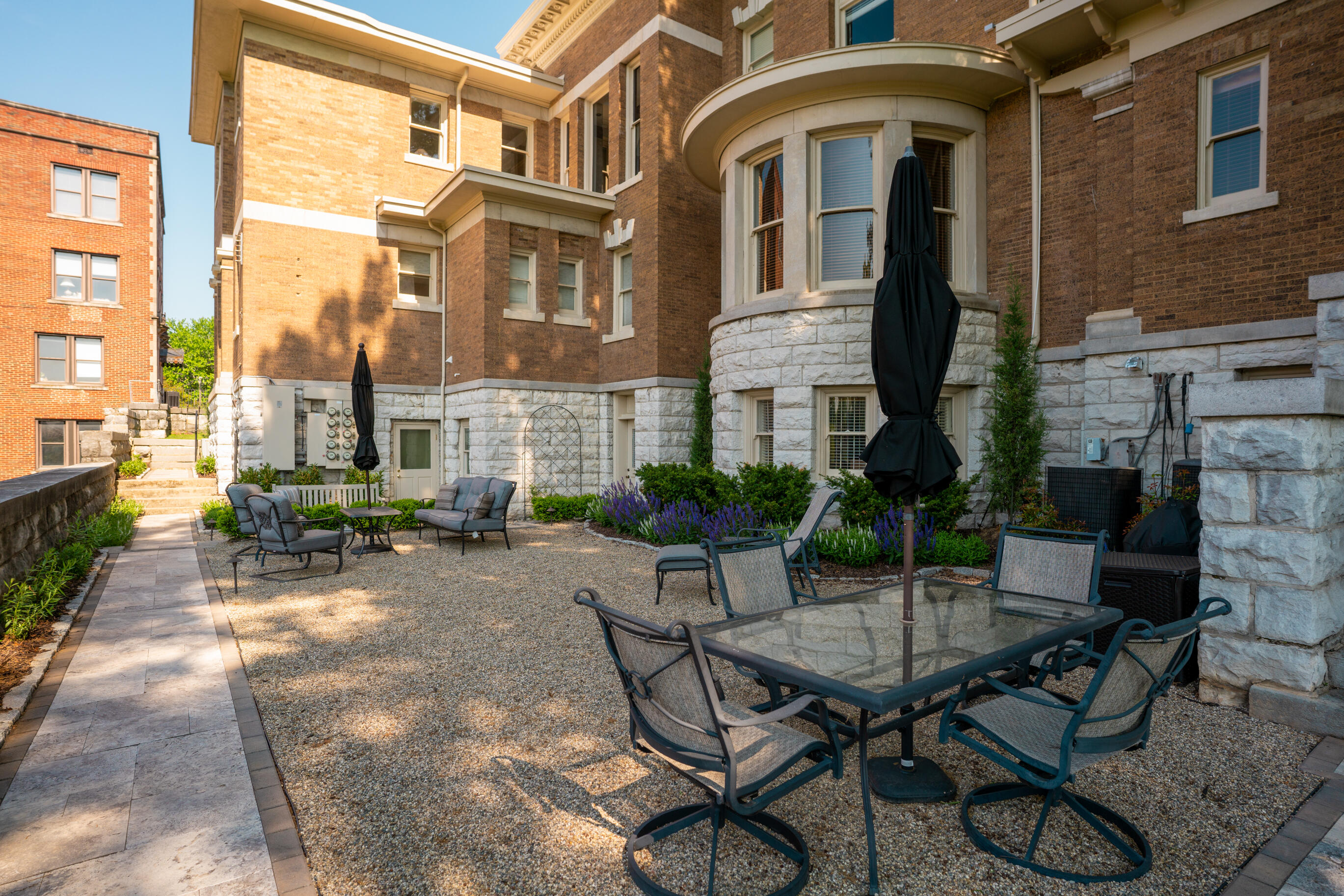 900 Vine Street, 8