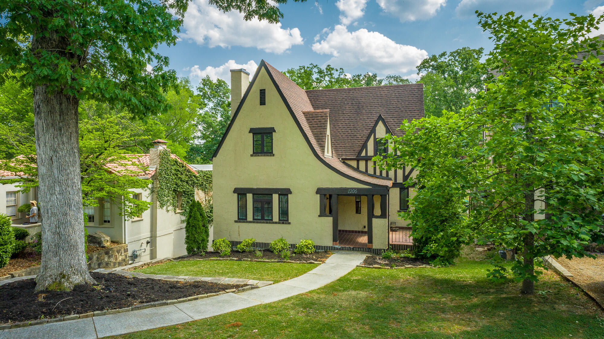 1206 E Dallas Road