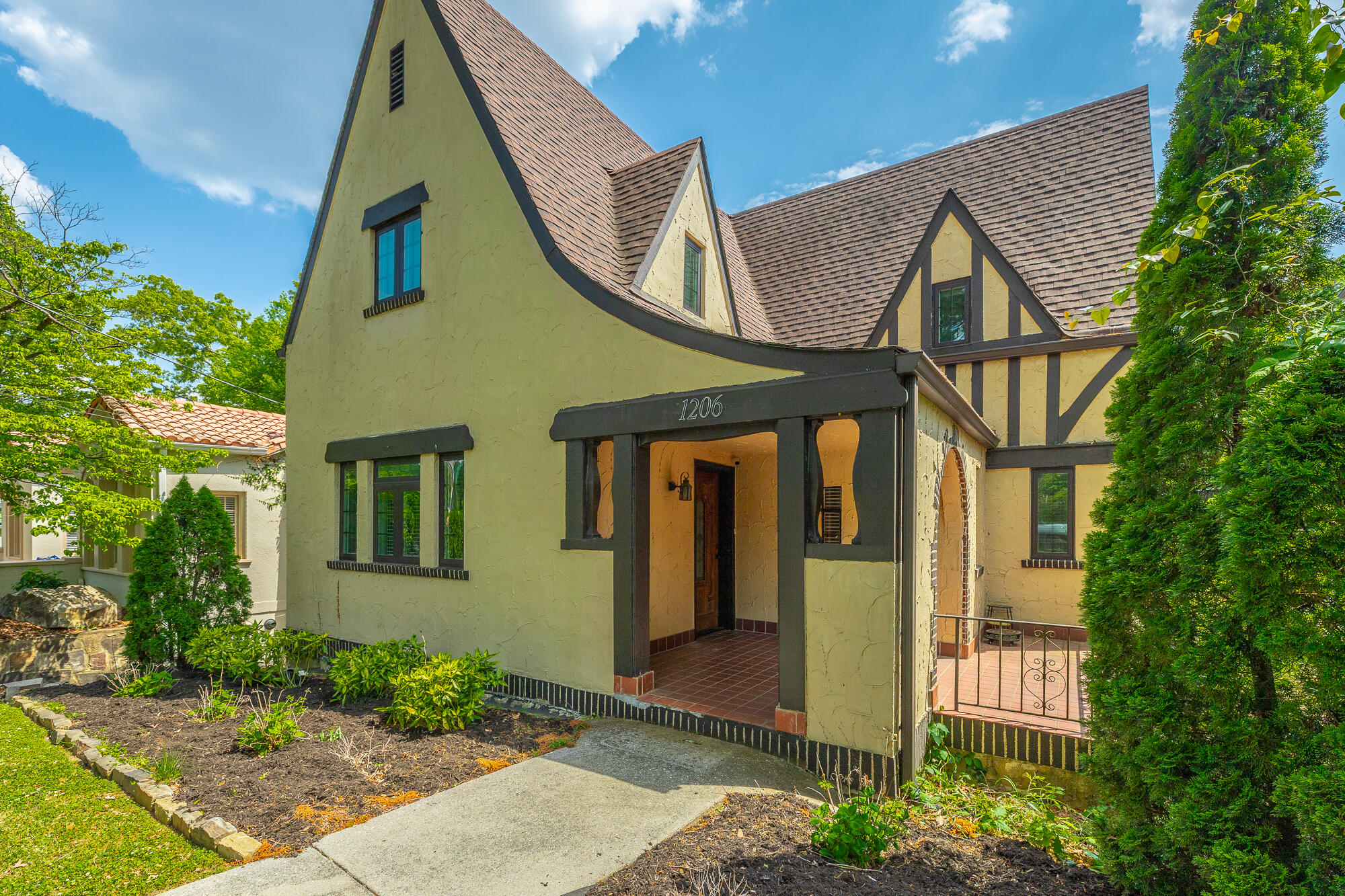1206 E Dallas Road