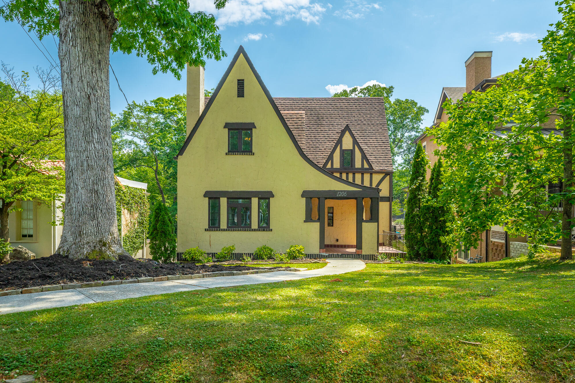 1206 E Dallas Road