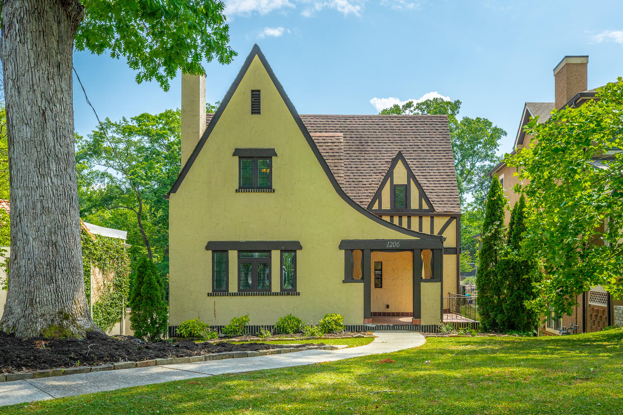 1206 E Dallas Road