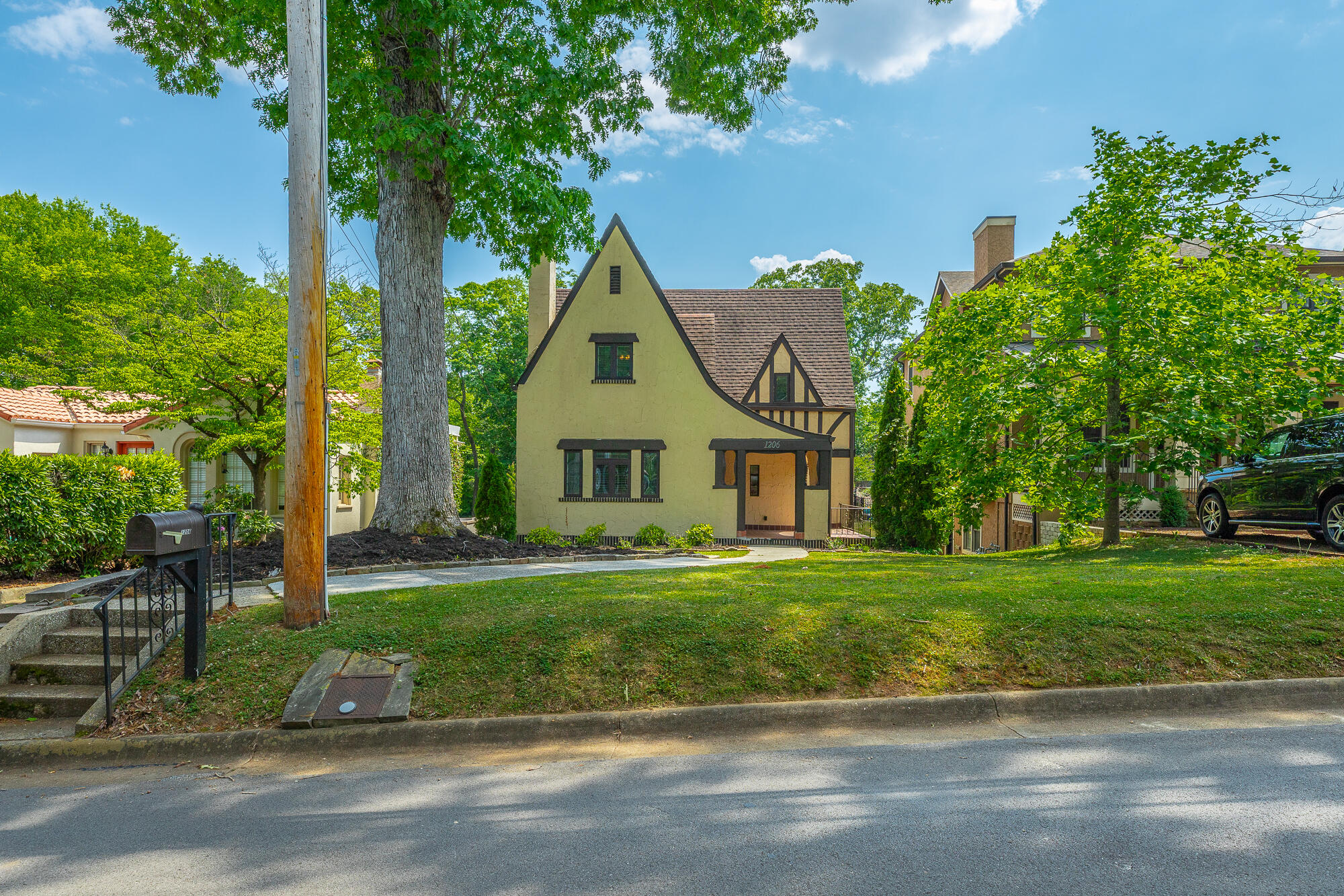 1206 E Dallas Road