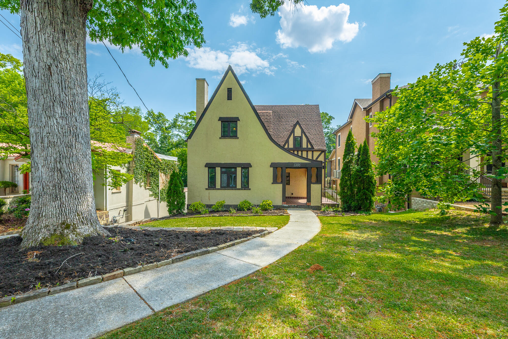 1206 E Dallas Road