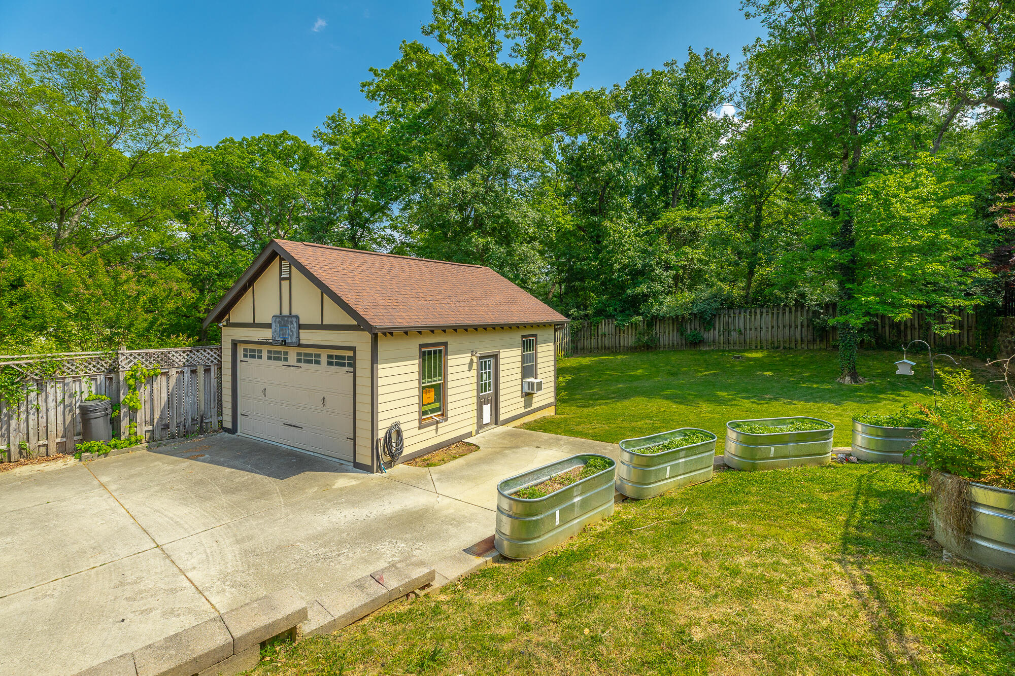 1206 E Dallas Road