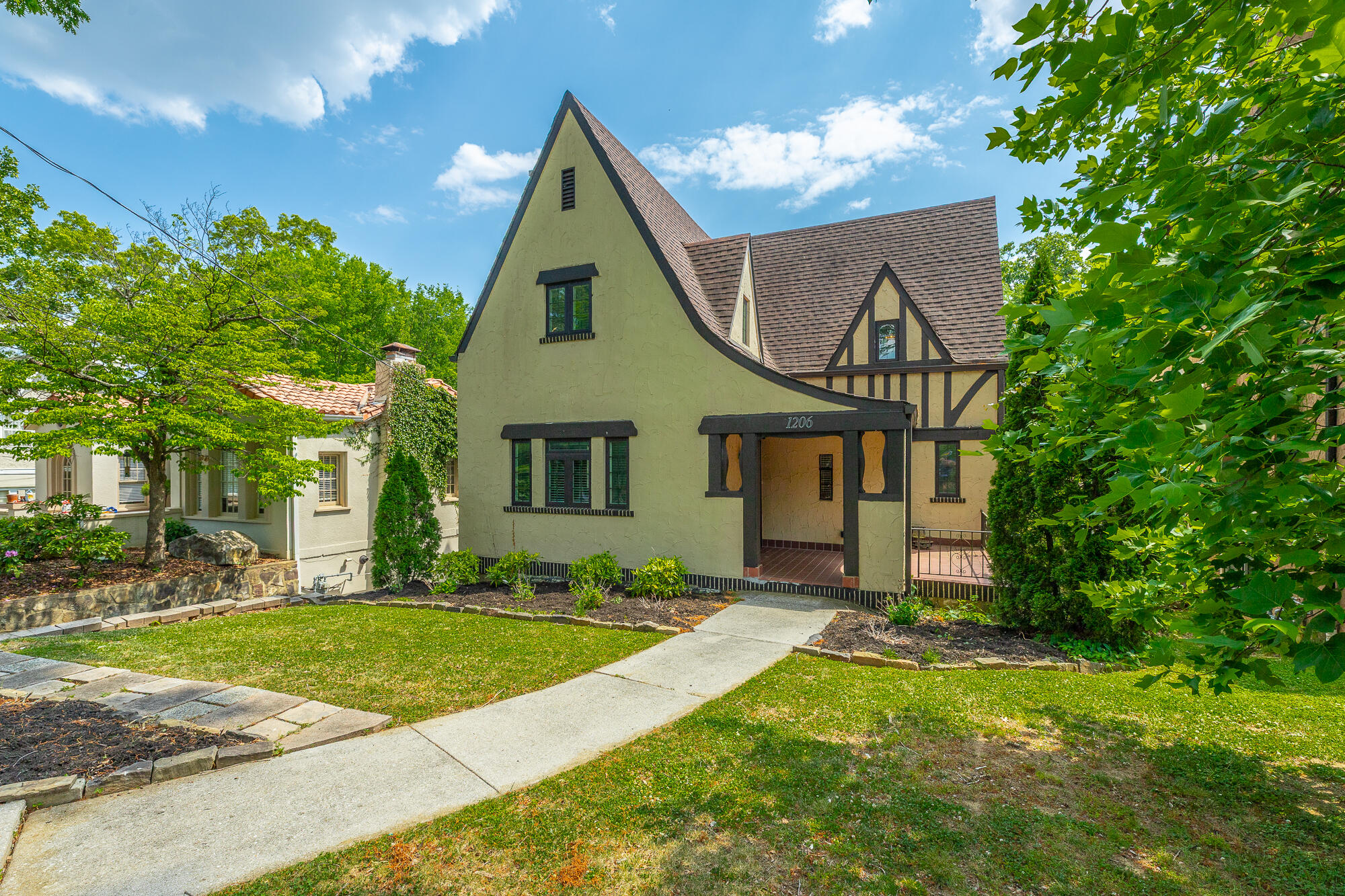 1206 E Dallas Road