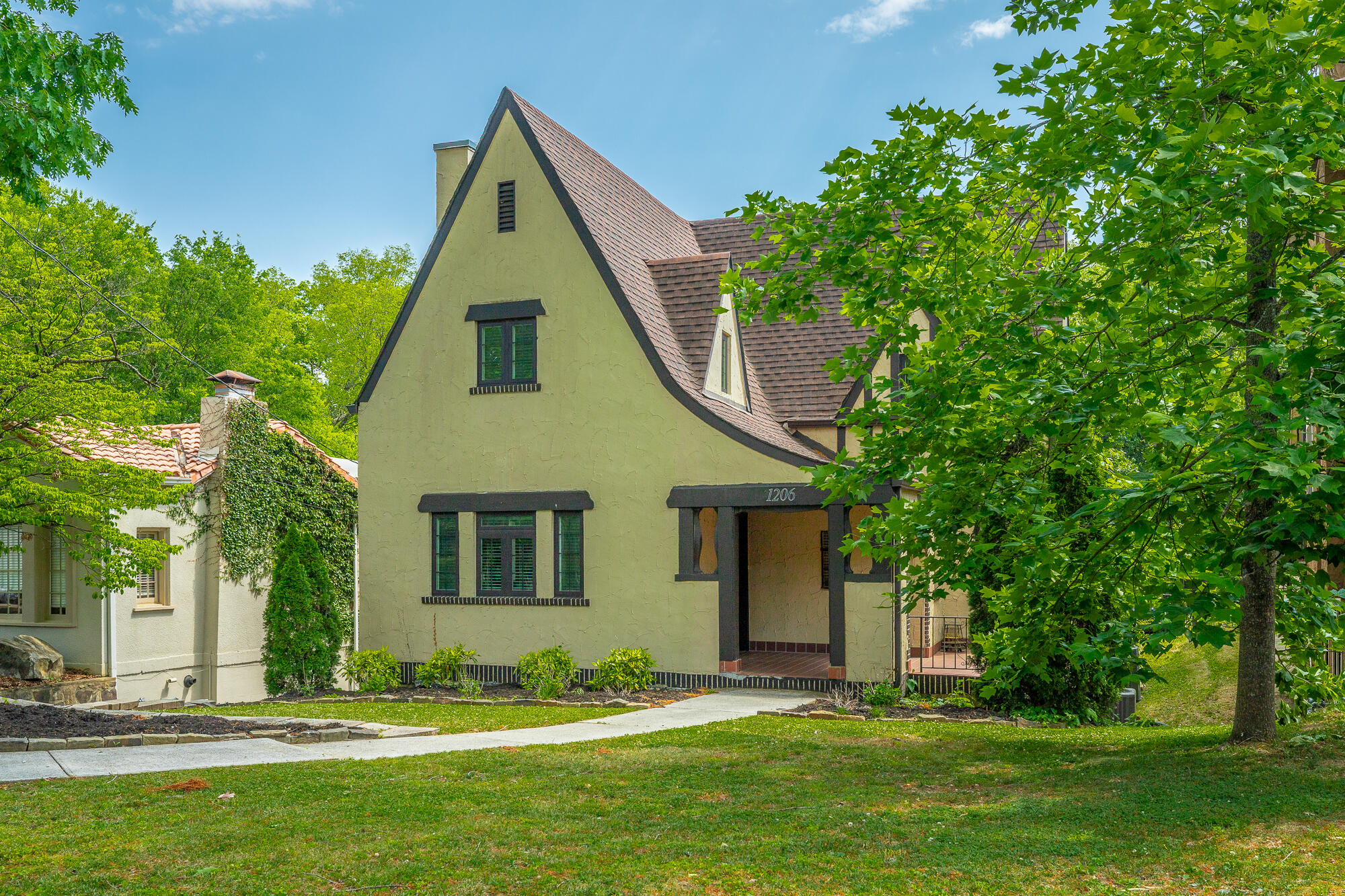 1206 E Dallas Road