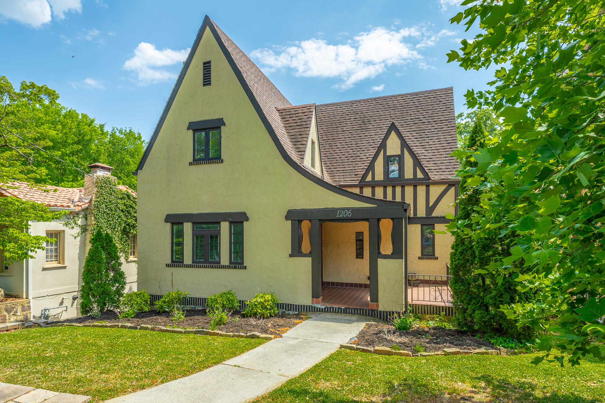 1206 E Dallas Road