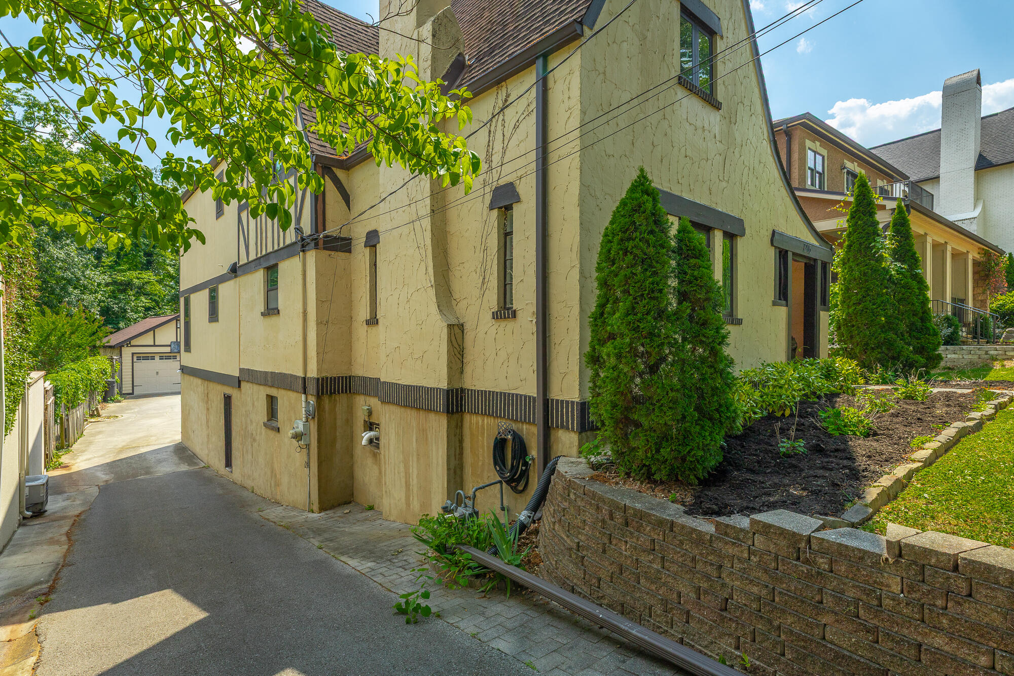 1206 E Dallas Road