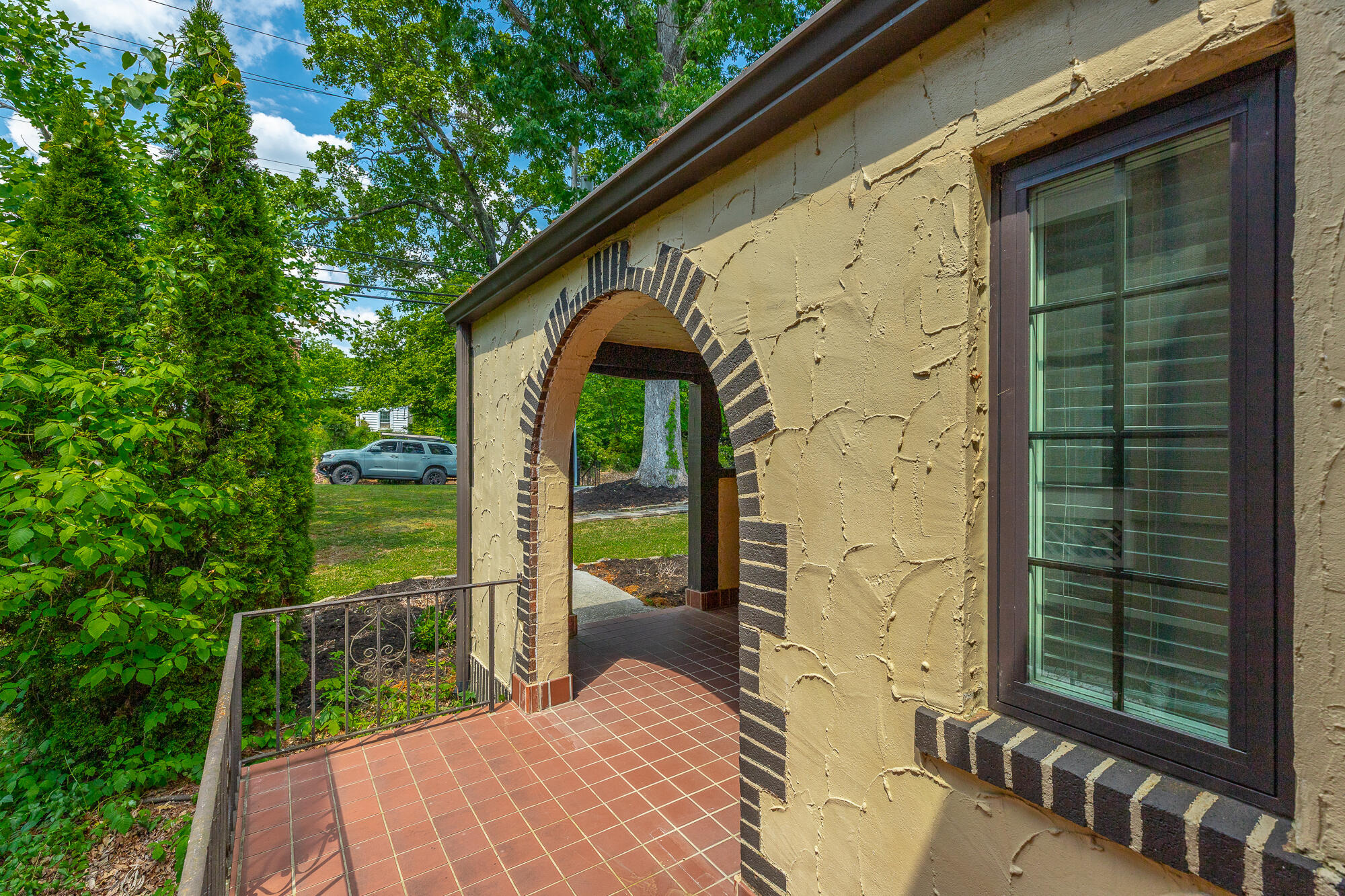 1206 E Dallas Road