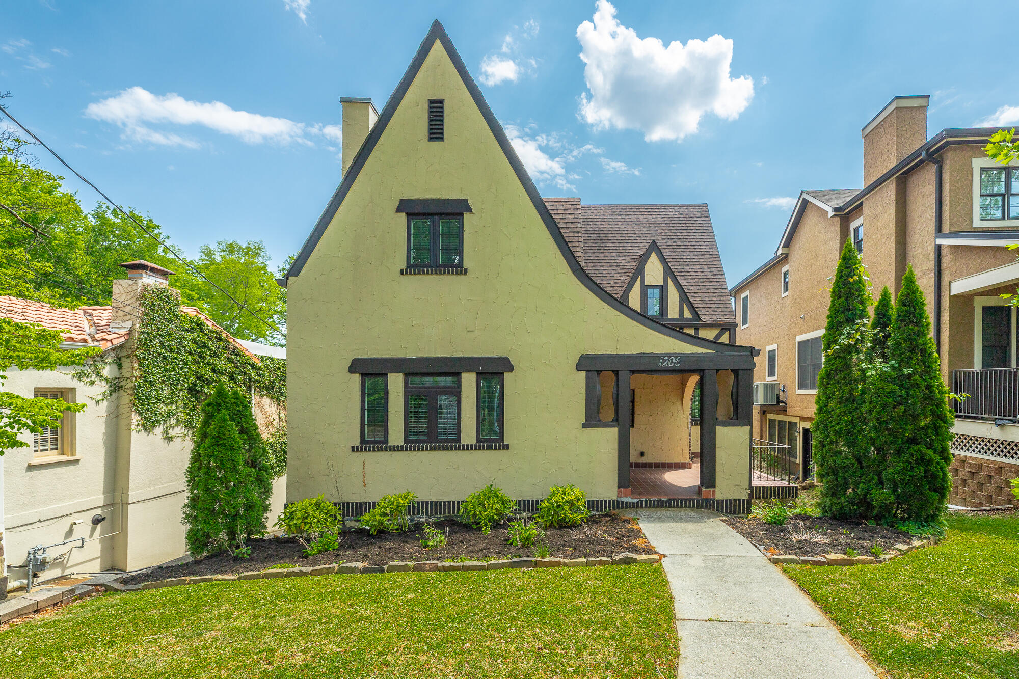 1206 E Dallas Road
