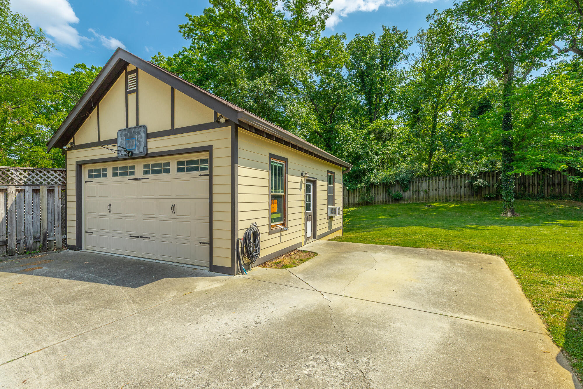 1206 E Dallas Road