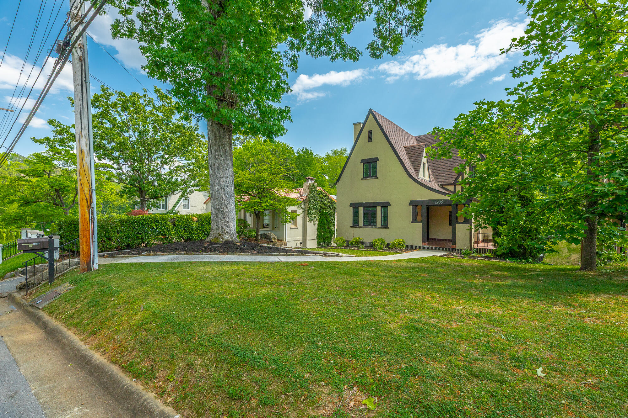 1206 E Dallas Road
