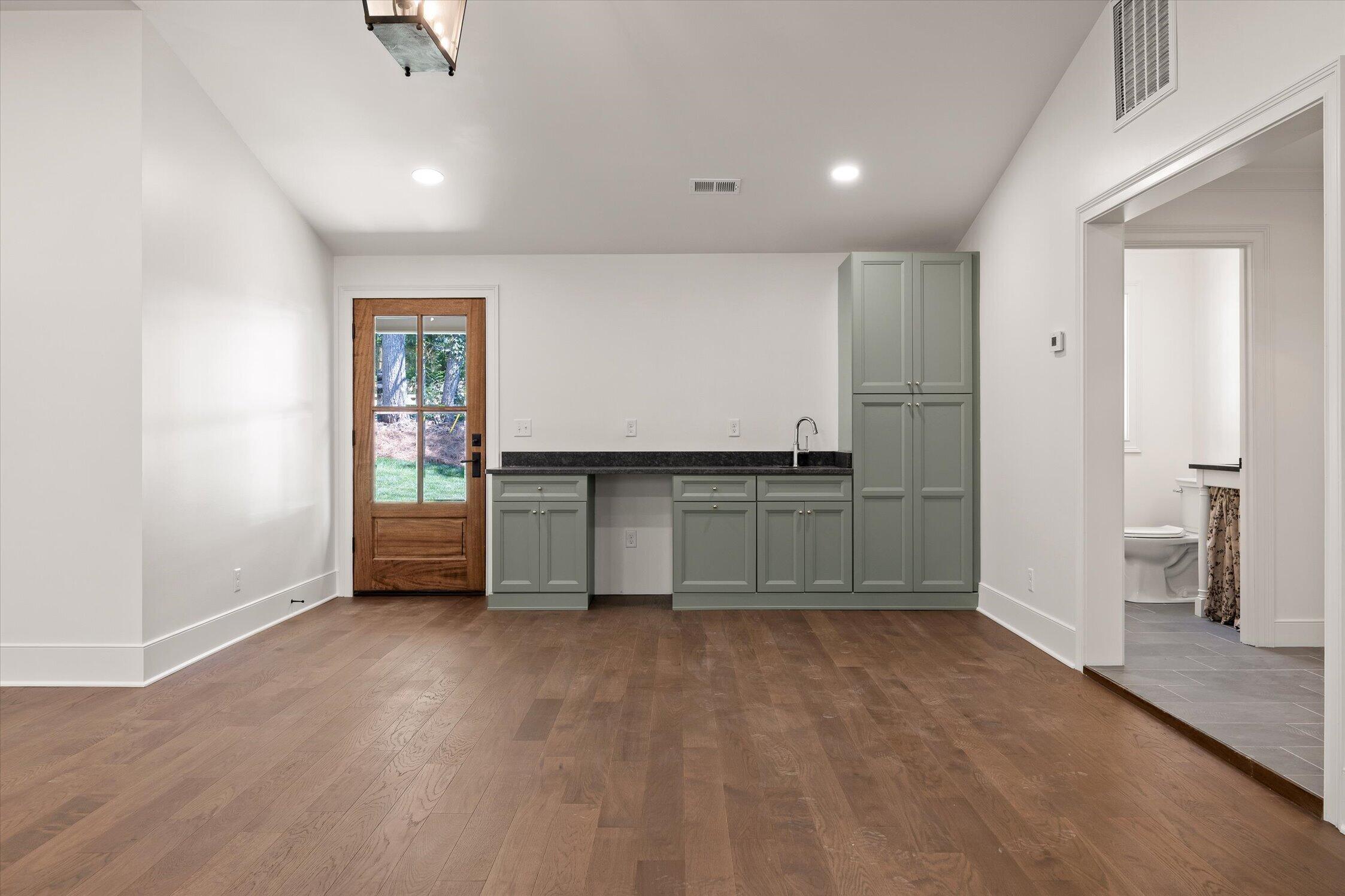 1206 Peter Pan Road
