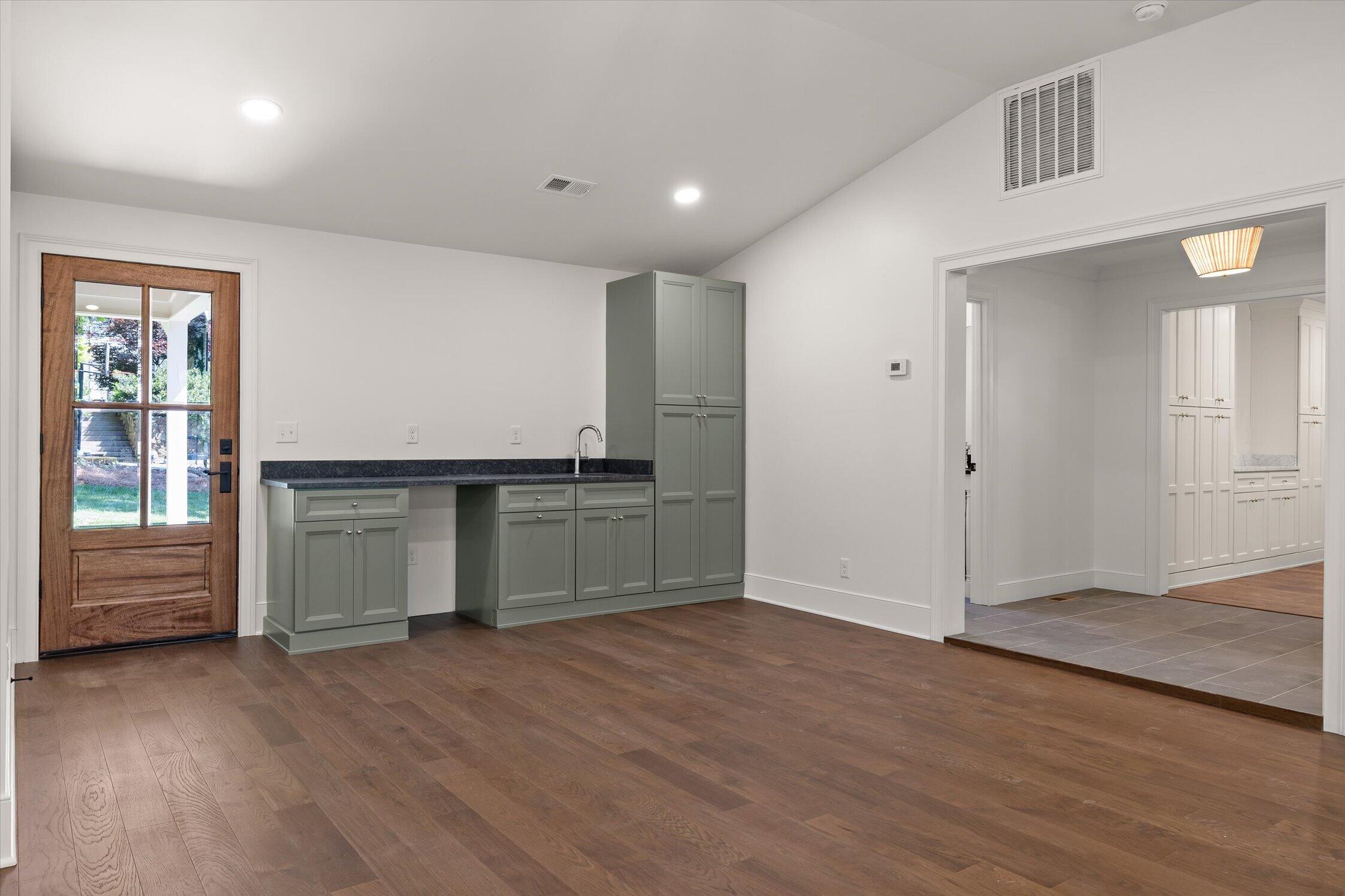 1206 Peter Pan Road